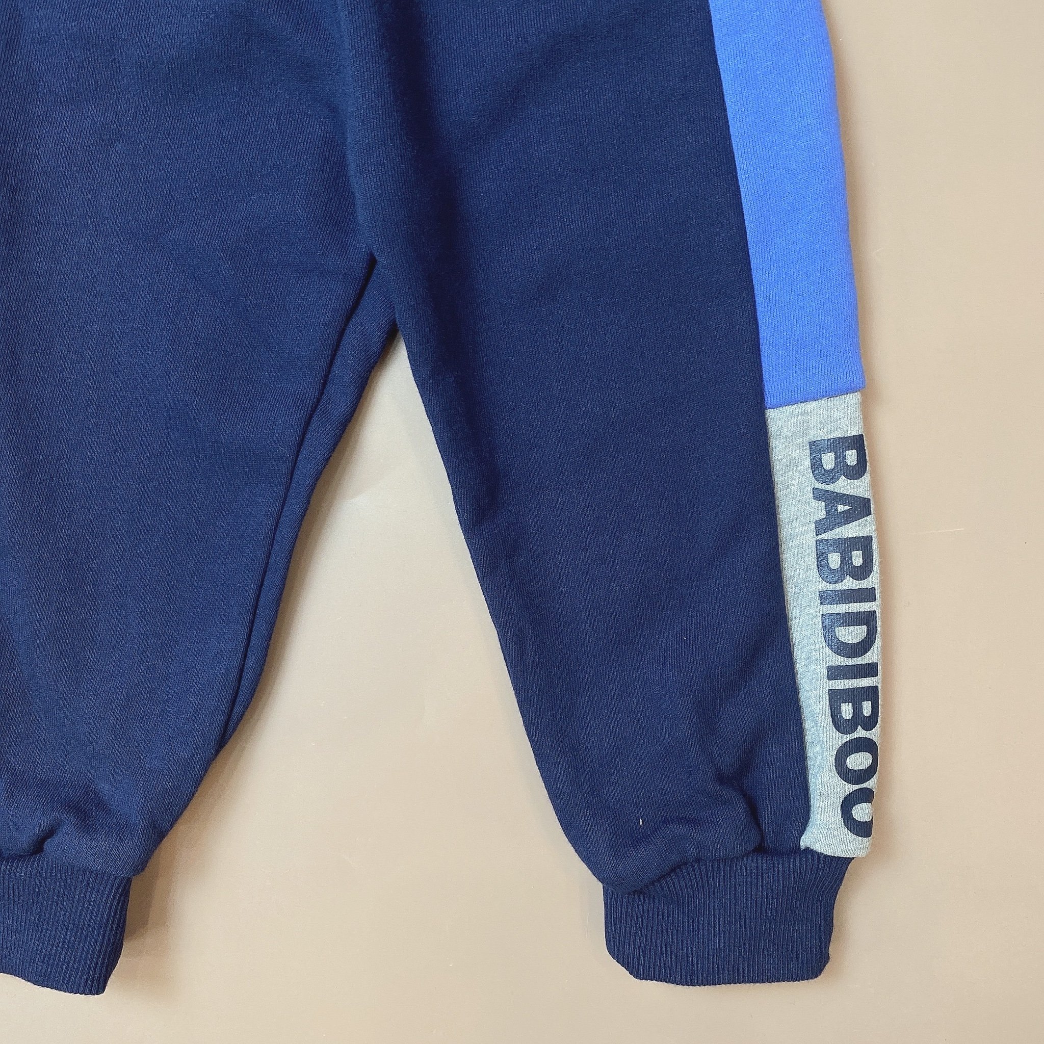 Quần nỉ da cá Babidiboo màu navy phối xanh ghi in chữ size 100 - 140