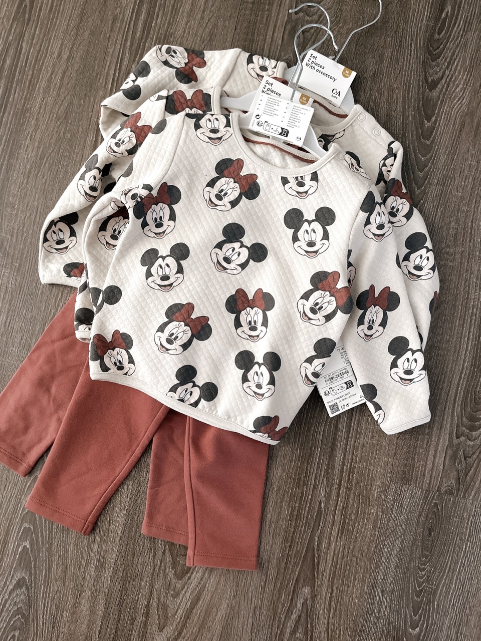 Bộ C & A áo nỉ chần bông màu be minnie nơ đỏ - quần legging cotton đỏ size 3 - 36m