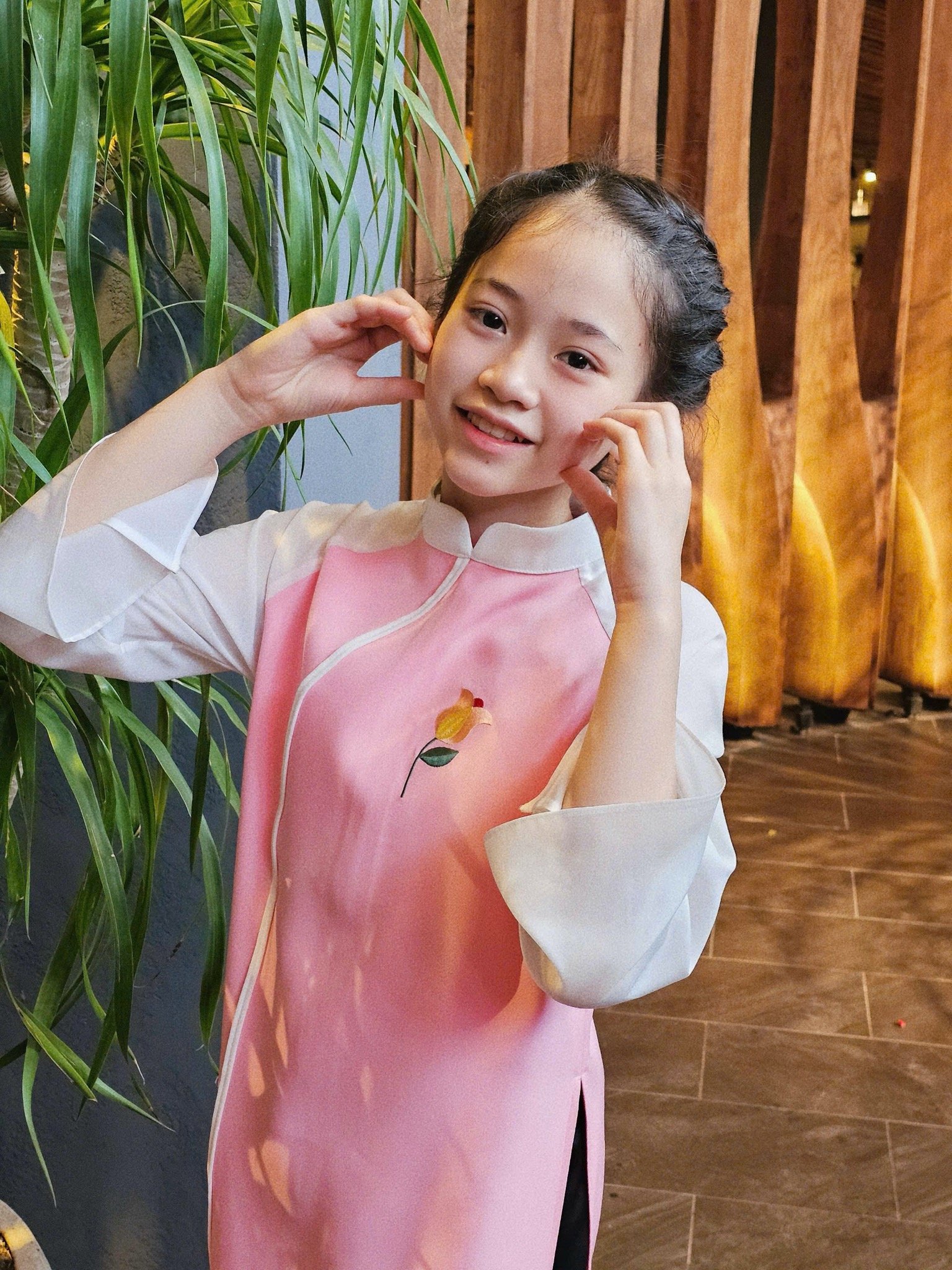 Áo dài Bee Mon kèm bờm thêu hoa cho bé gái size 130-160