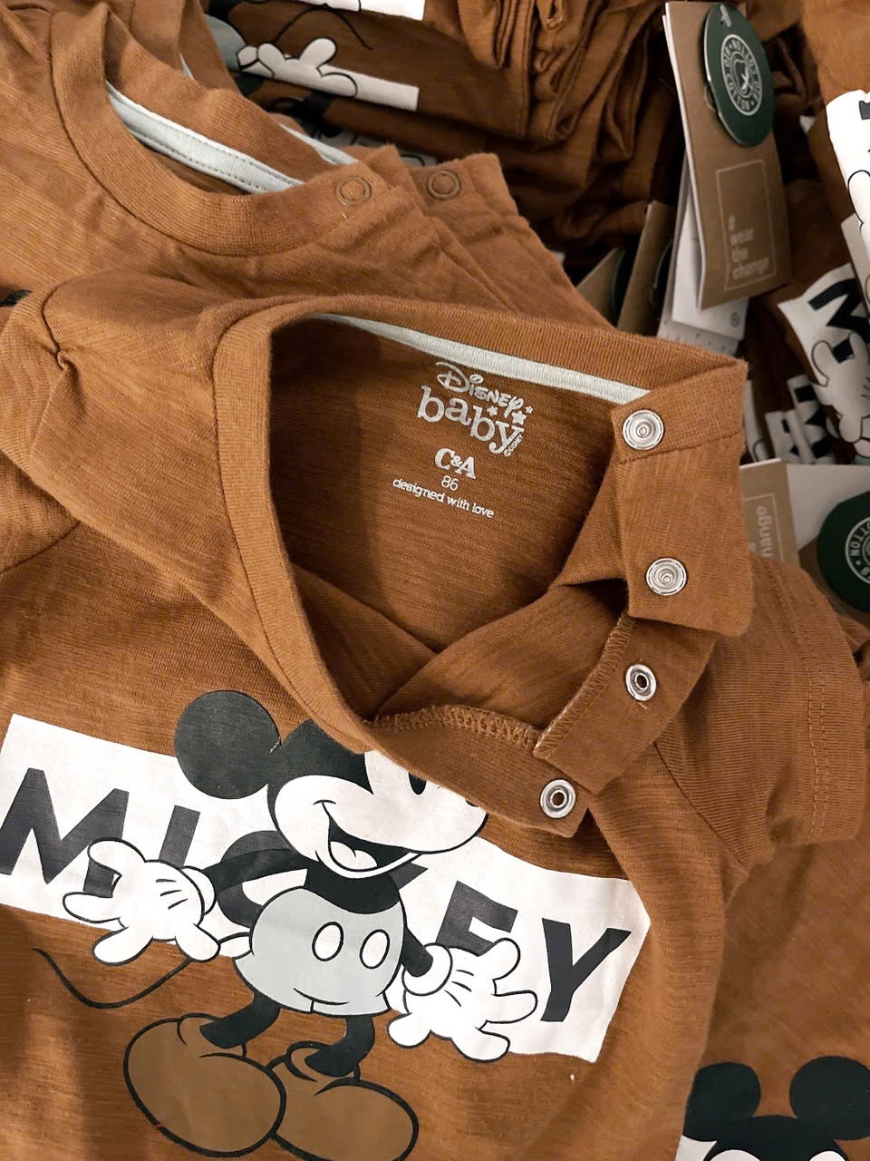 Áo cotton C & A dư xịn màu nâu họa tiết Mickey bé trai size 3m-3y