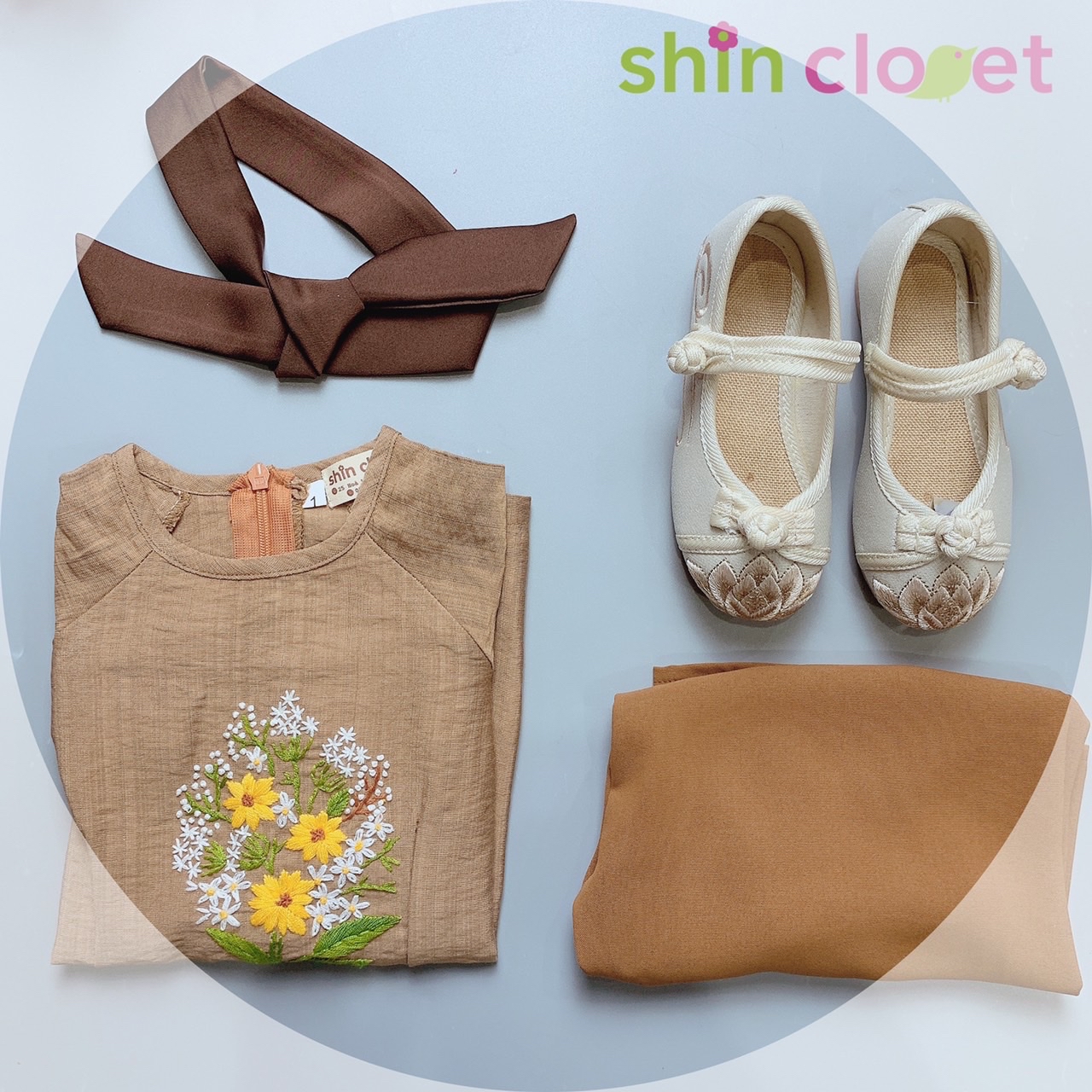 [1-5y] Áo dài Shin Closet bé gái - linen thêu tay - nâu