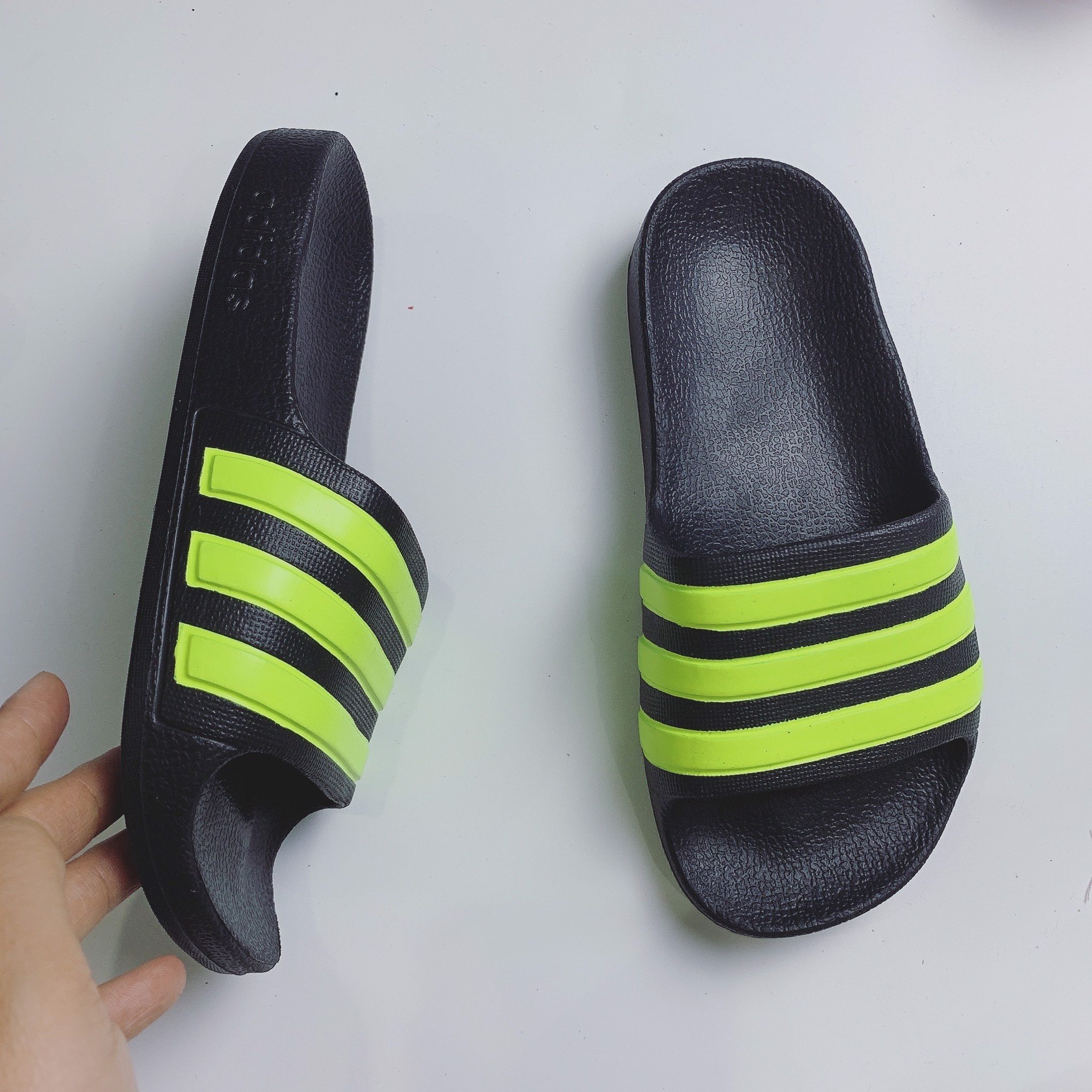 Dép Adidas đúc nguyên khối - đen sọc cốm to