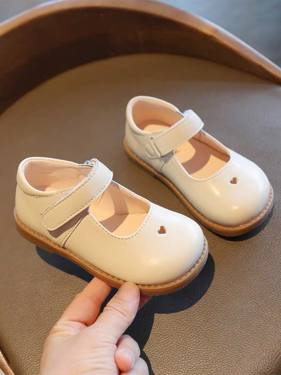 V723 - Giày MG Baby khoét tim 3 màu nâu / kem / đen size 21-30