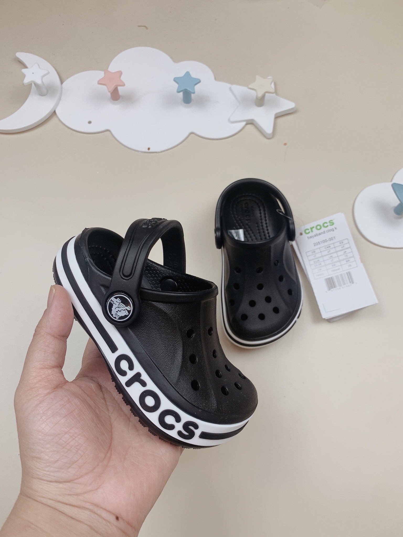 Sục Crocs Baya trơn màu đen viền trắng