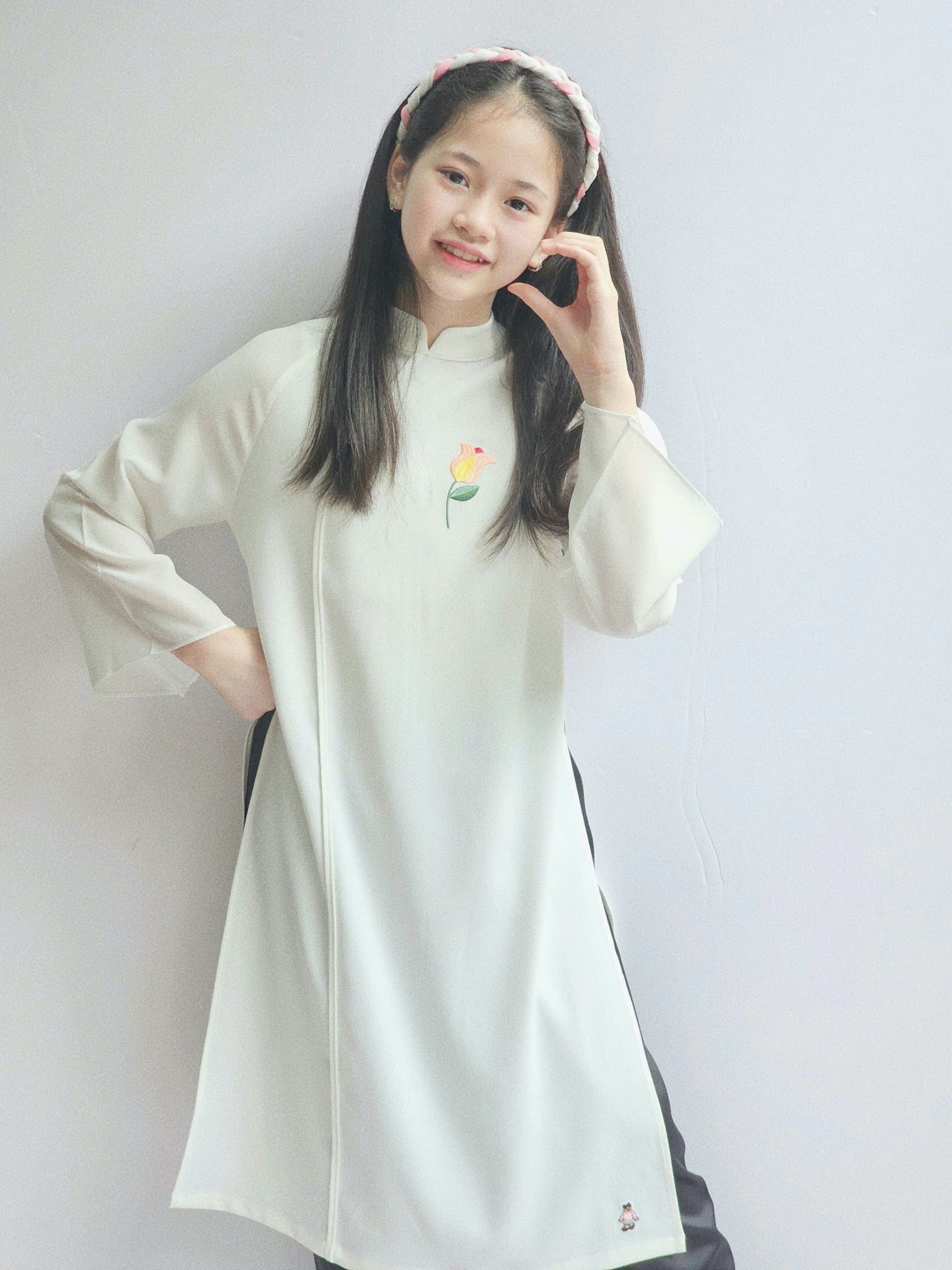 Áo dài Bee Mon kèm bờm thêu hoa cho bé gái size 130-160