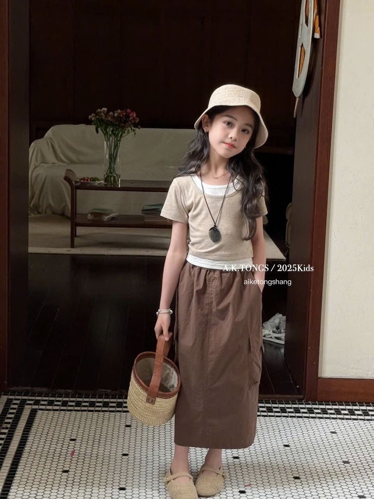 Bộ QC 2ct áo thun + chân váy kaki dài màu nâu be bé gái size 110-150