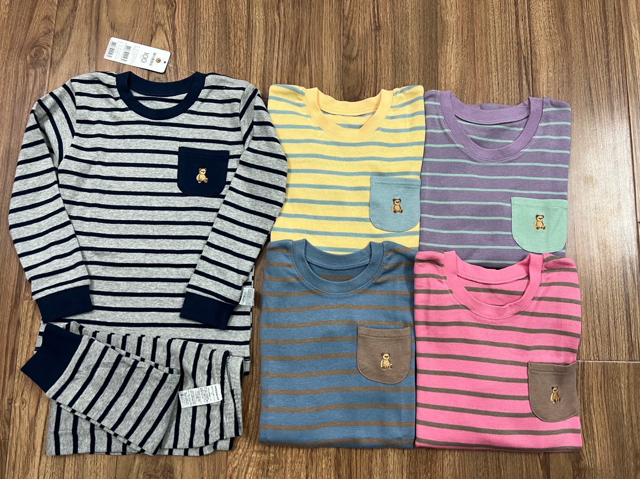 Bộ cotton Uni xuất Hàn kẻ nhiều màu túi ngực thêu gấu size 90-160