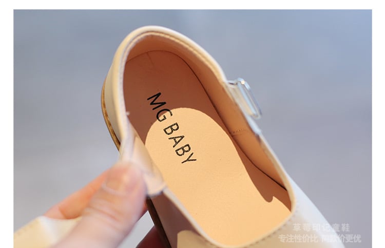 V723 - Giày MG Baby khoét tim 3 màu nâu / kem / đen size 21-30