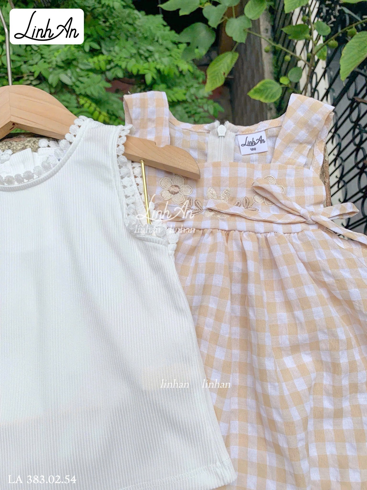 LA 383 - Set áo thun tăm trắng + váy yếm Linh An 2 màu cho bé gái size 90-160