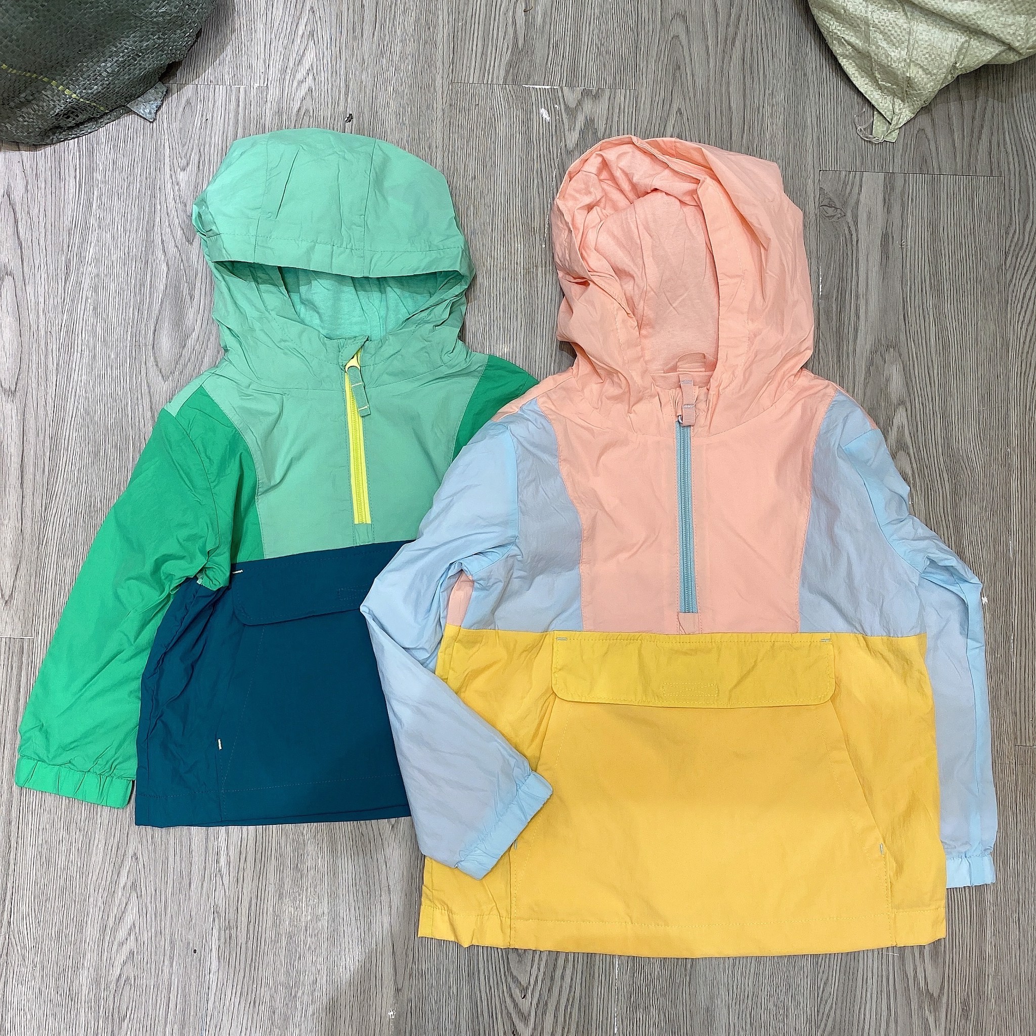 Áo gió chui đầu lót cotton Cat & Jack phối màu túi bụng BTBG