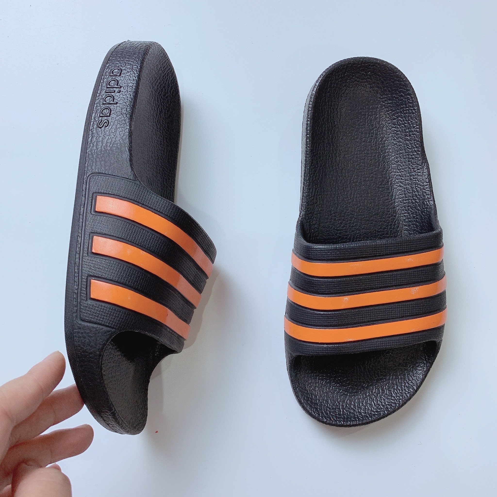 Dép Adidas đúc nguyên khối - đen sọc cam