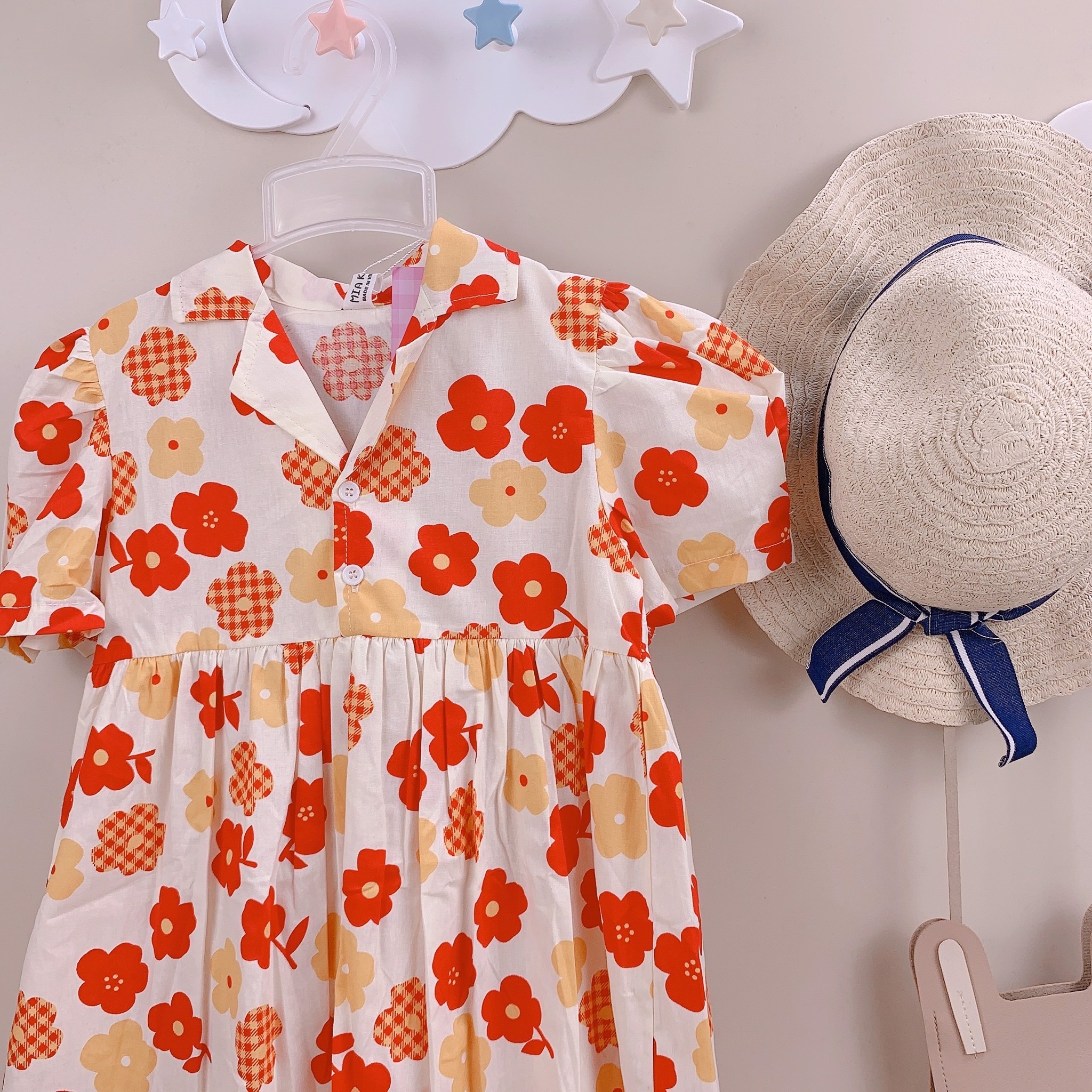 Váy thô Mia Kids cổ vest màu kem hoa đỏ / hoa xanh