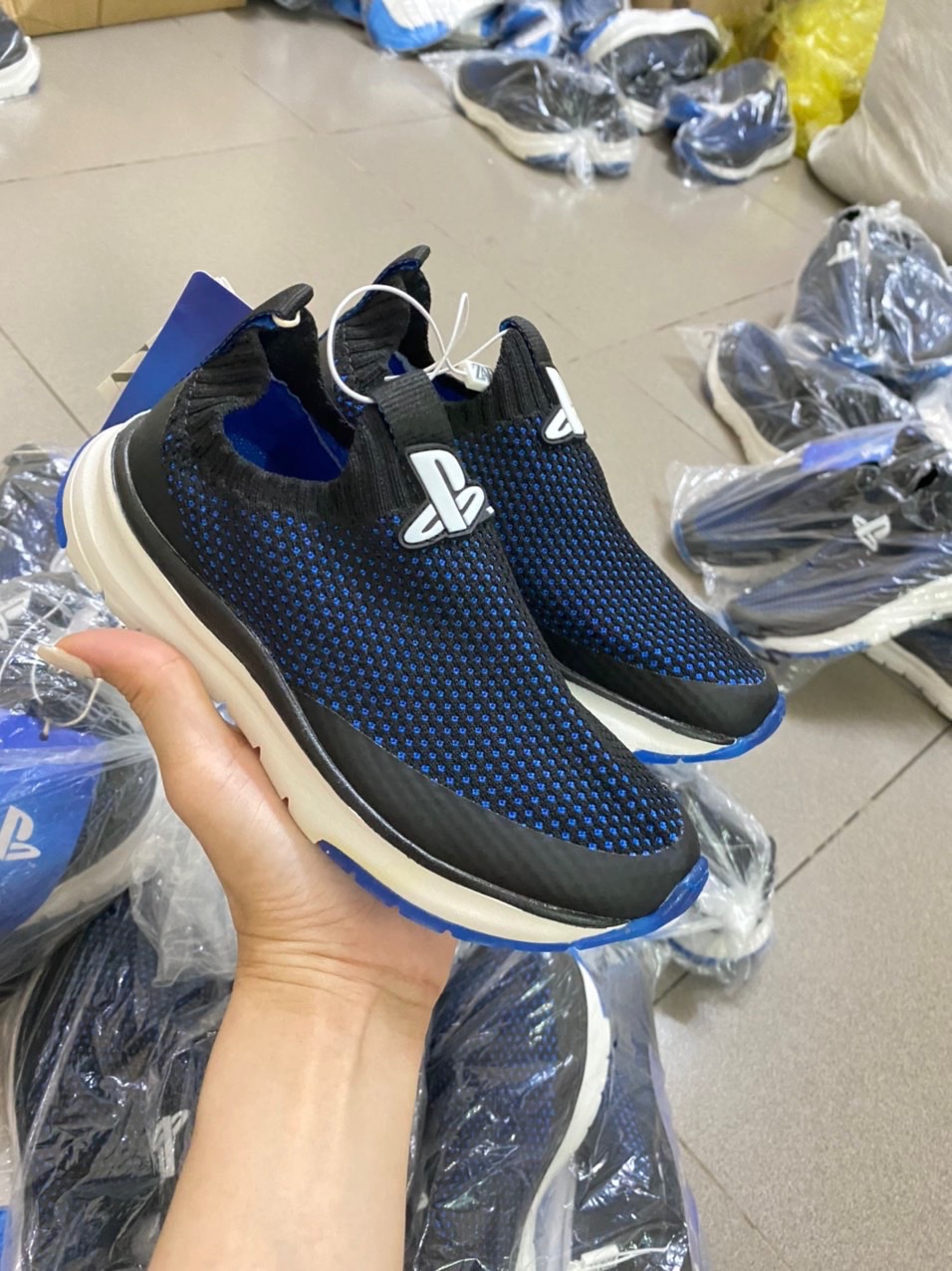 Giầy sneaker Zara chun đen chấm xanh BT