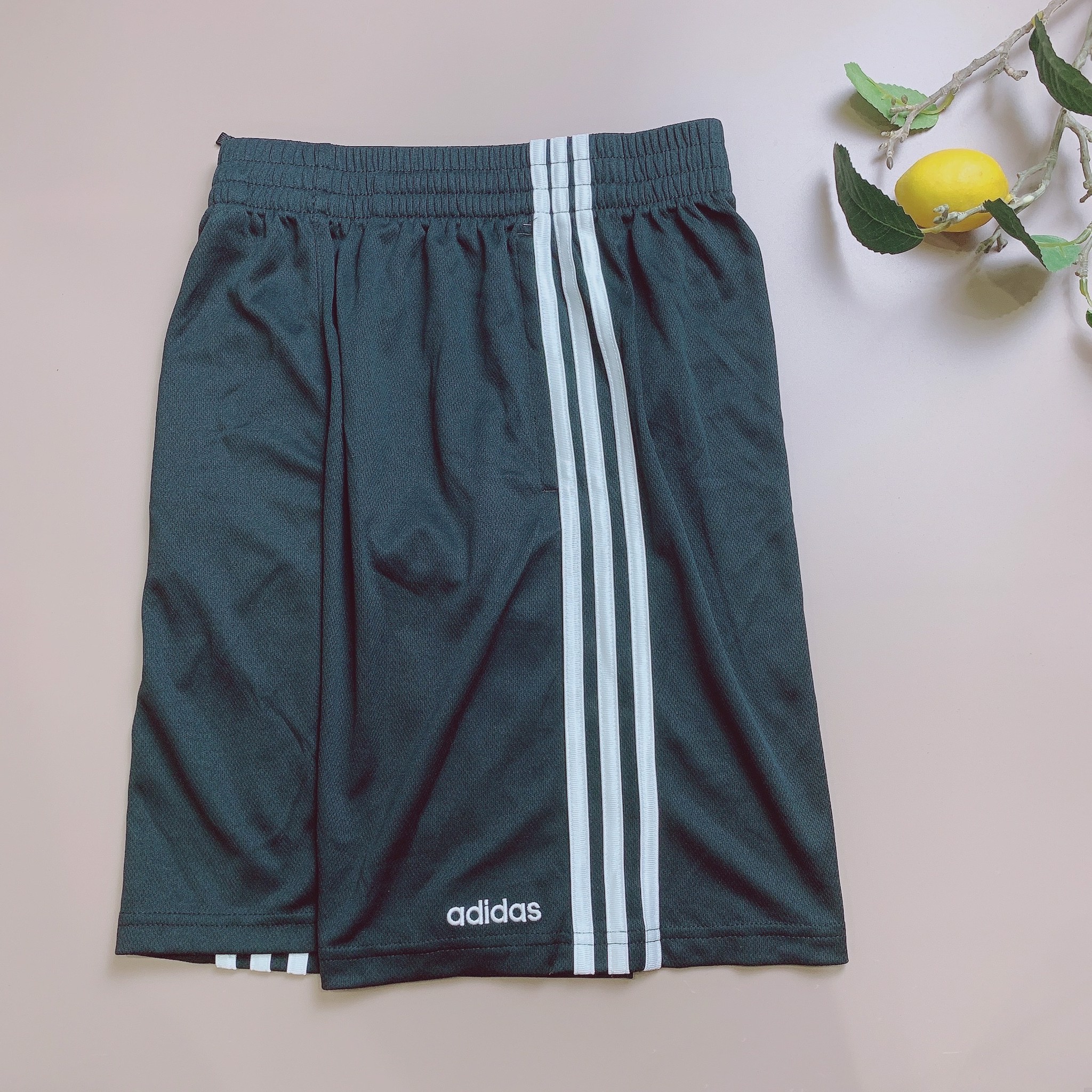 Quần thể thao Adidas sọc hông gấu thêu chữ