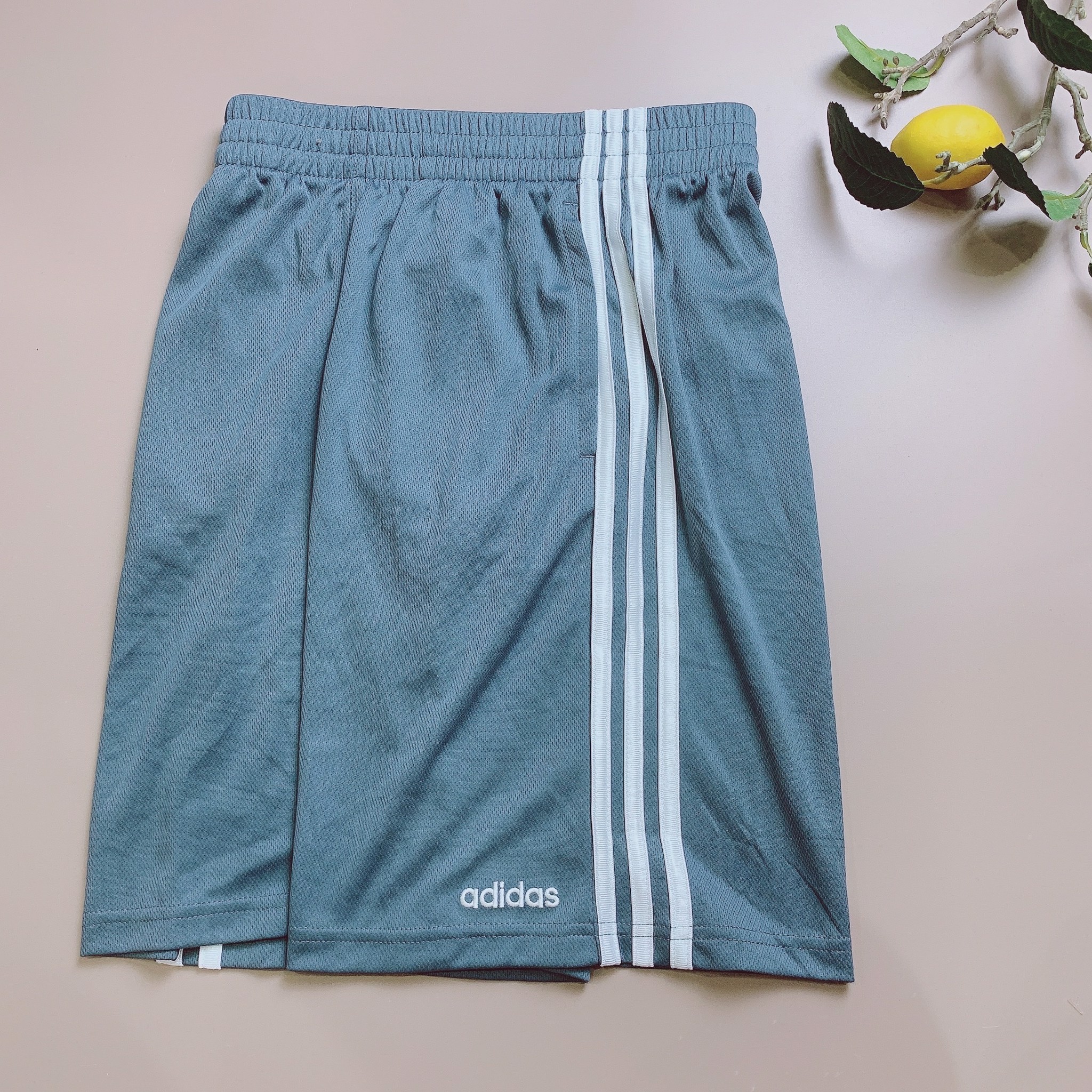 Quần thể thao Adidas sọc hông gấu thêu chữ