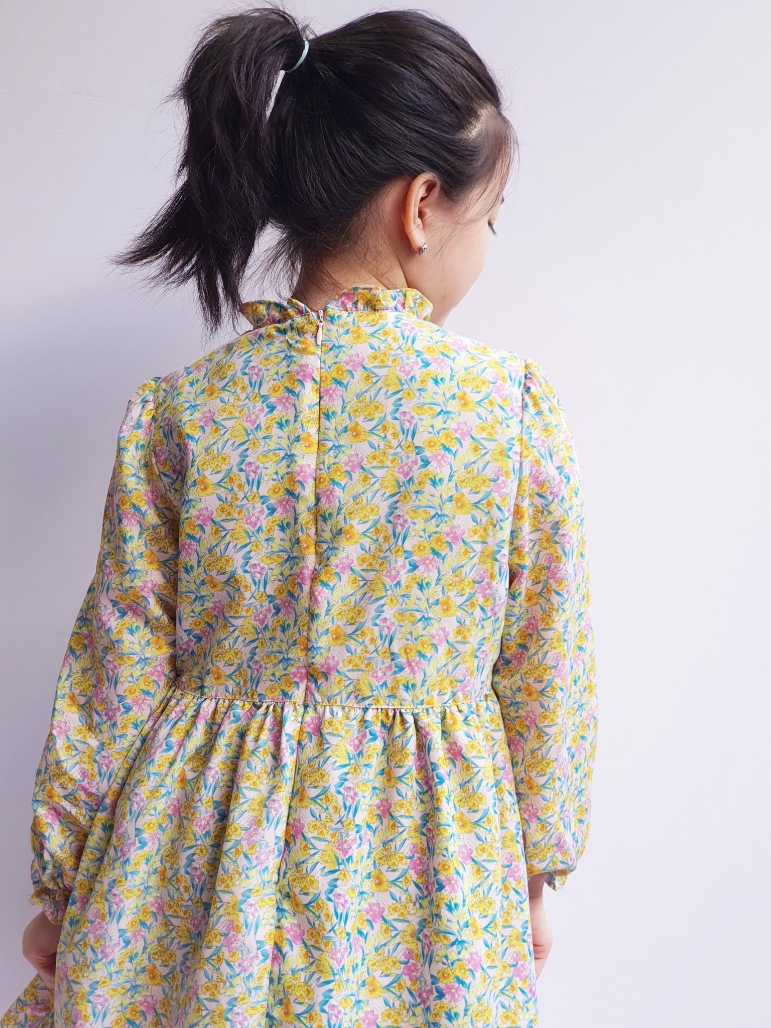 Váy chiffon Curlysue hoa nhí vàng hồng cổ bèo nhún eo