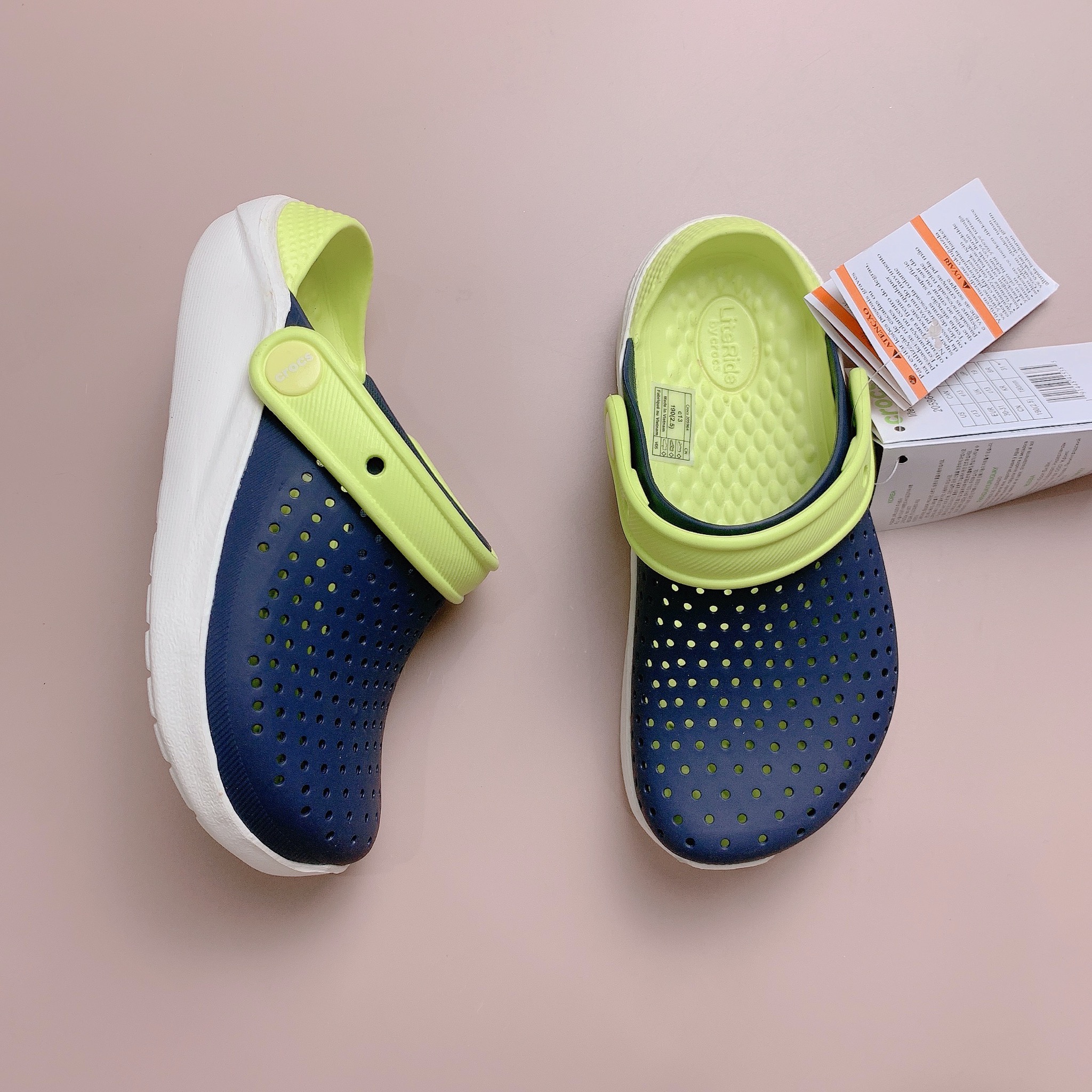 Sục crocs Literide - màu ghi quai cốm