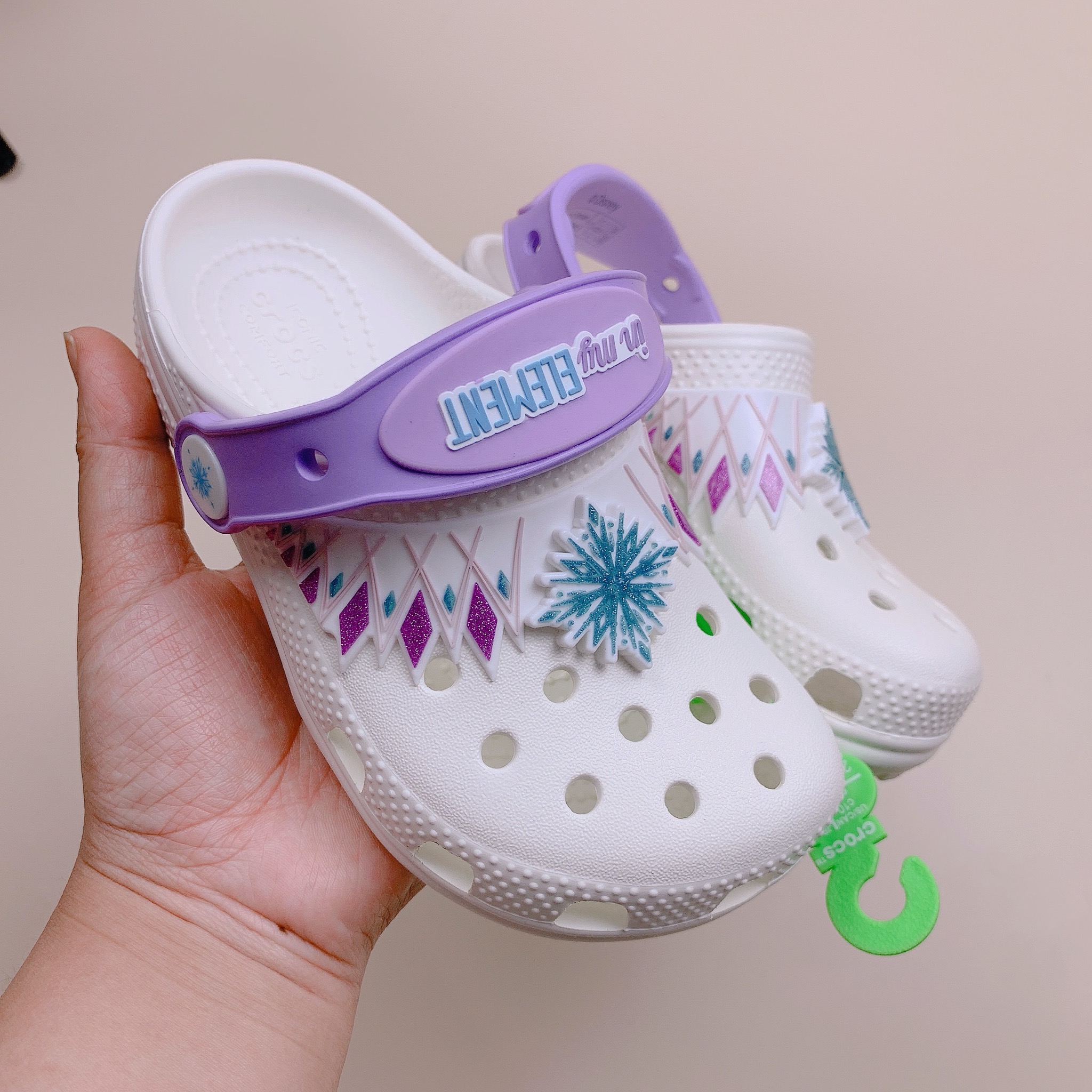 Sục Crocs màu trắng phối tím bông tuyết Elsa