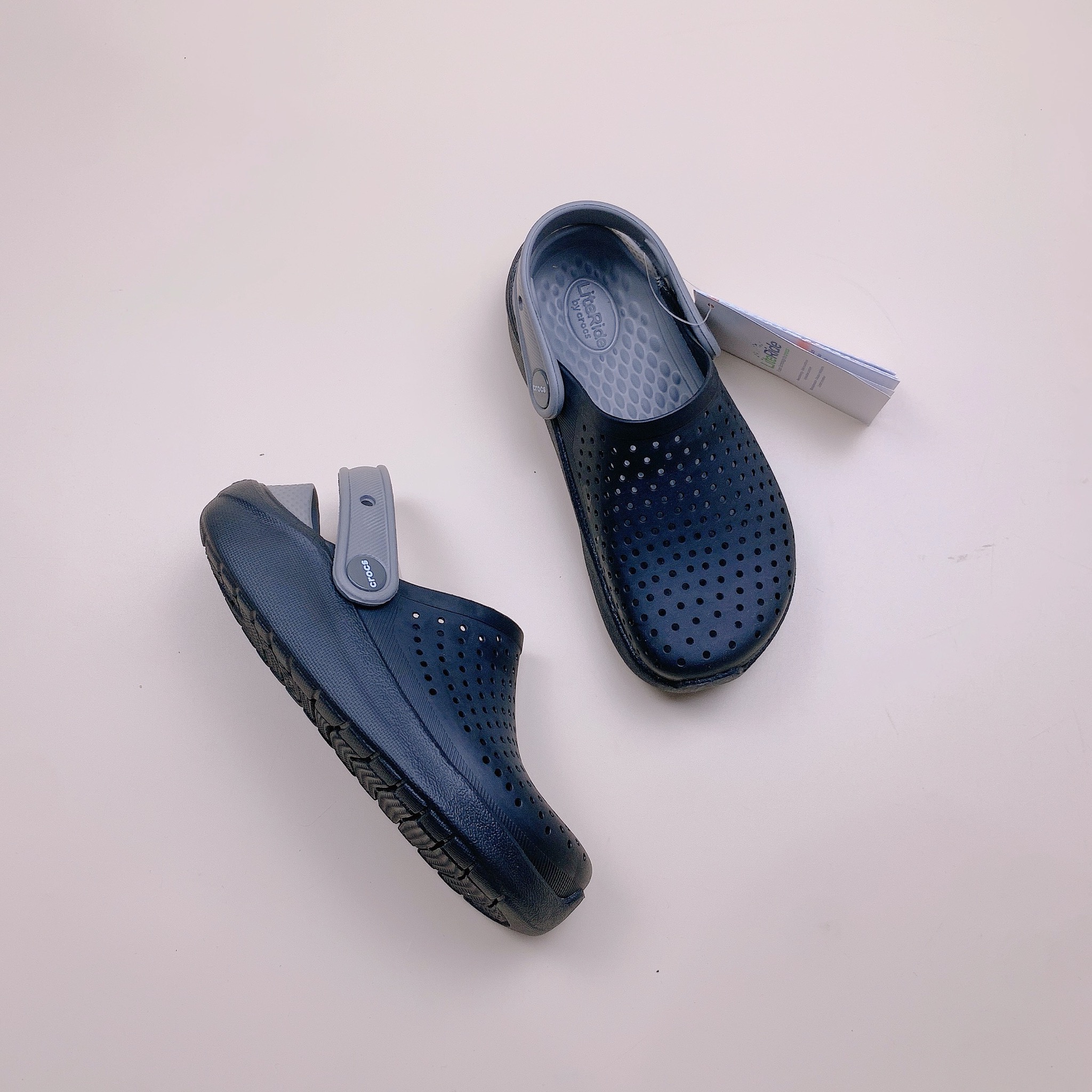 Sục Crocs Literide màu đen phối ghi