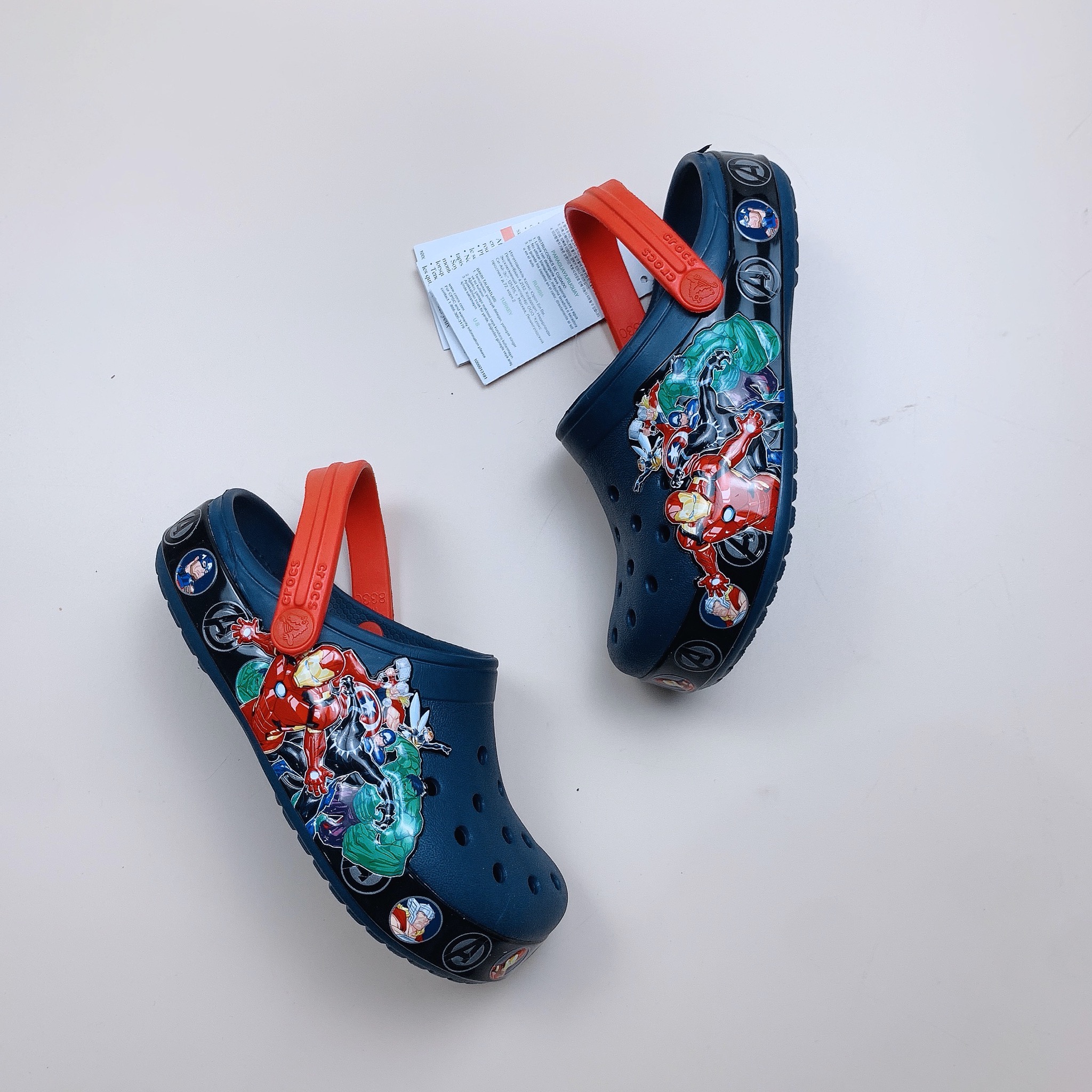 Sục Crocs màu xanh đen marvel