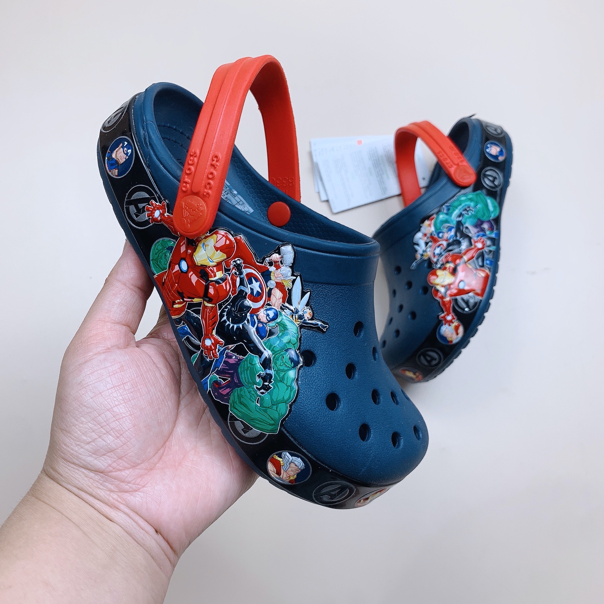 Sục Crocs màu xanh đen marvel