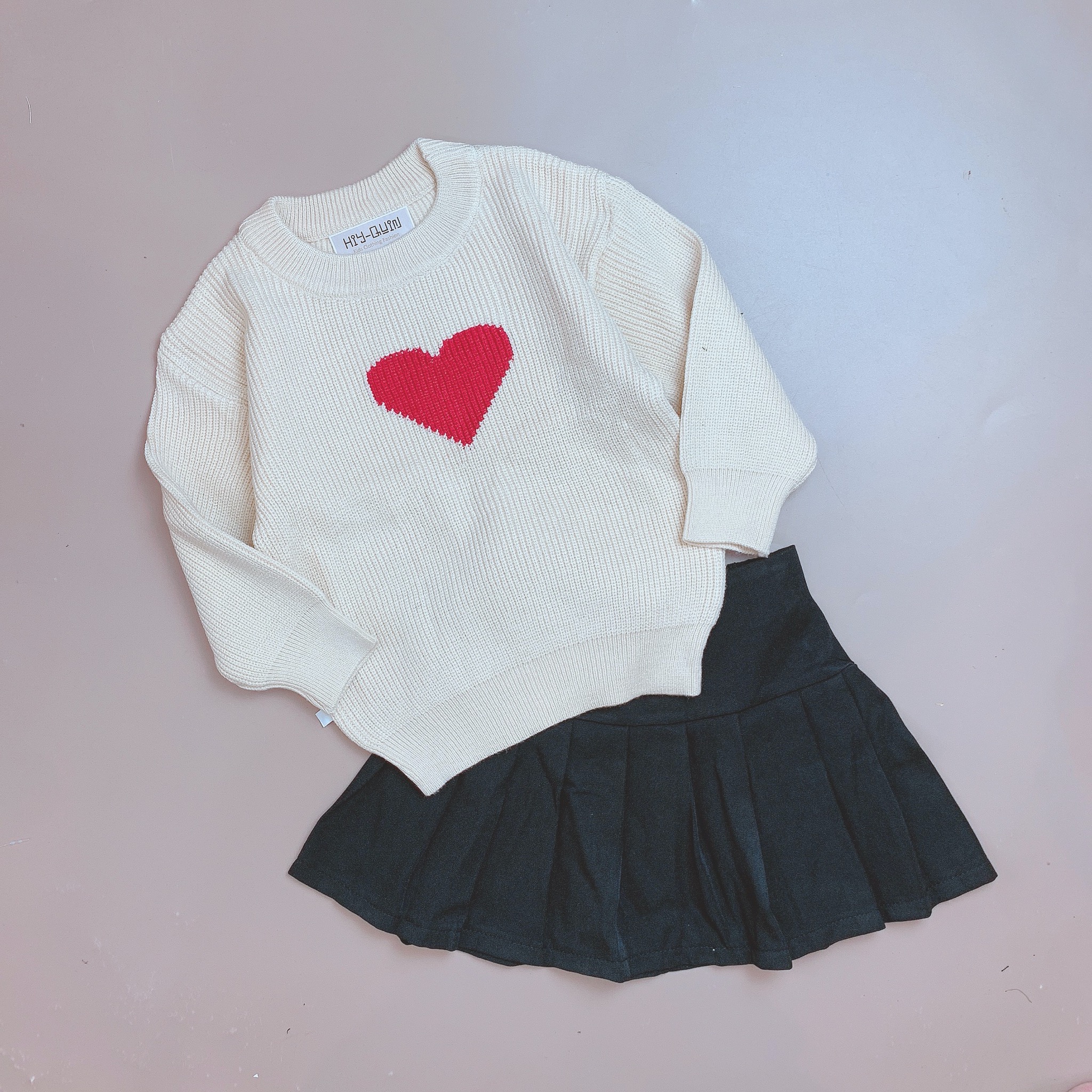 Set Hiy - Quin áo len hình tim - chân váy xếp li size 2 - 6y