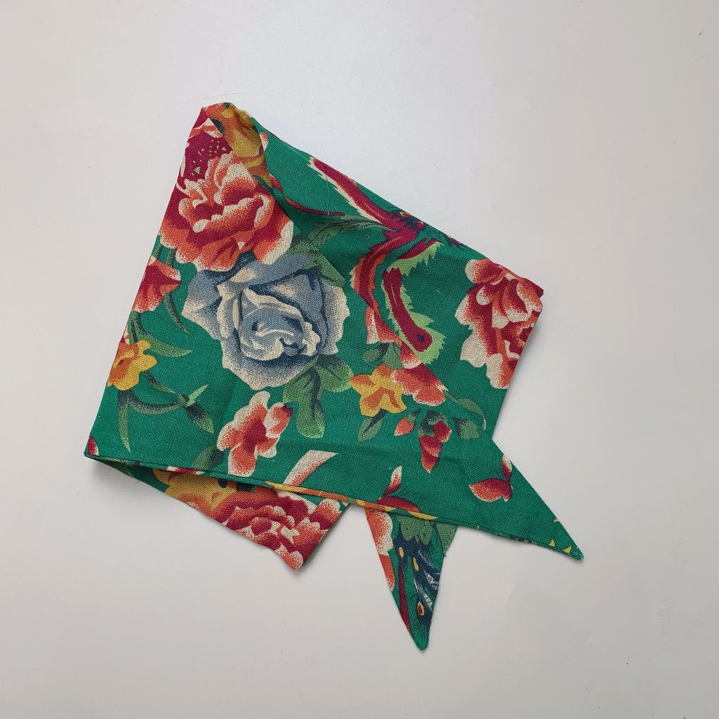 Khăn mỏ quạ cho bé hoạ tiết chim công vintage
