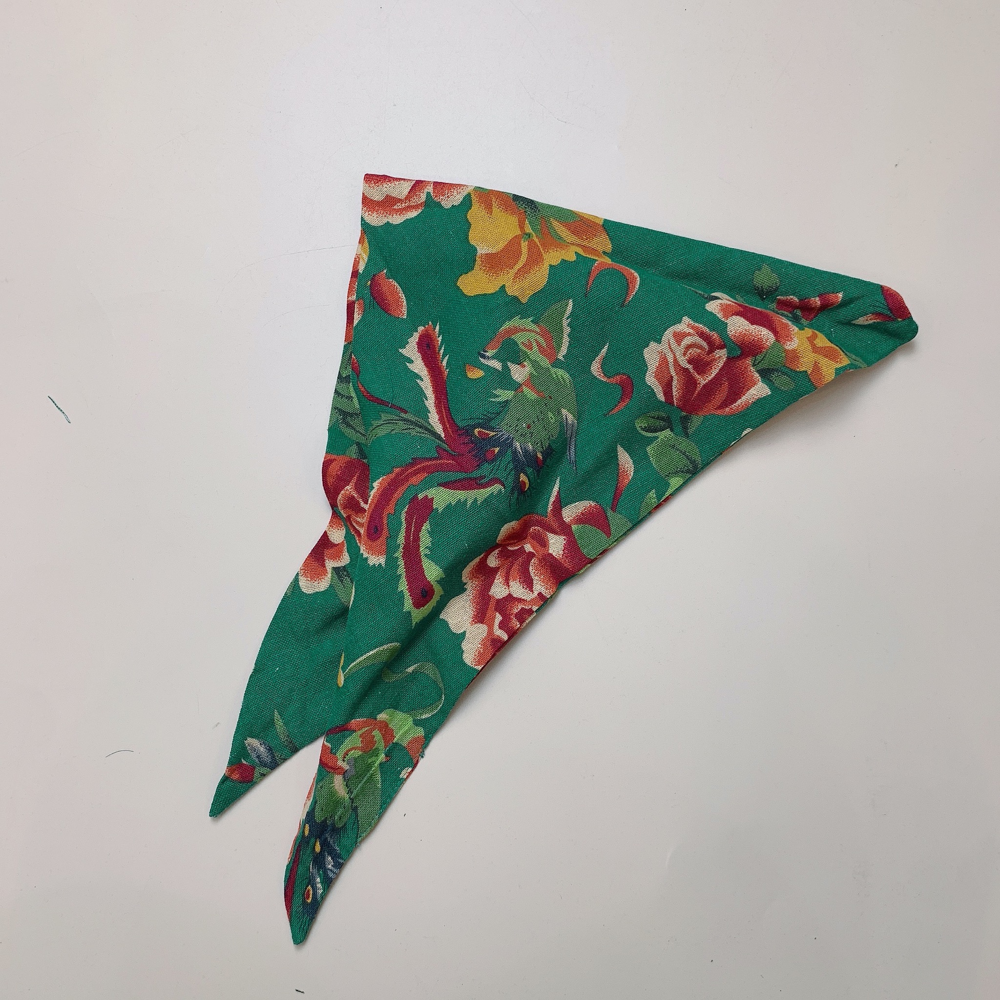 Khăn mỏ quạ cho bé hoạ tiết chim công vintage