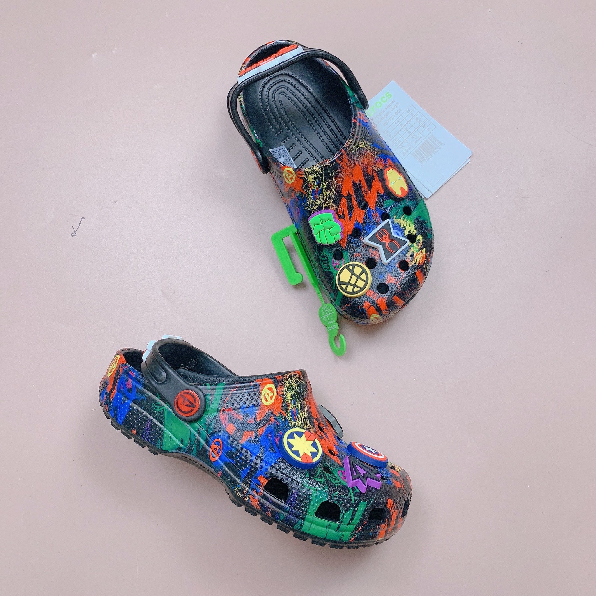 Sục Crocs đen Avengers kèm jibit cho BT