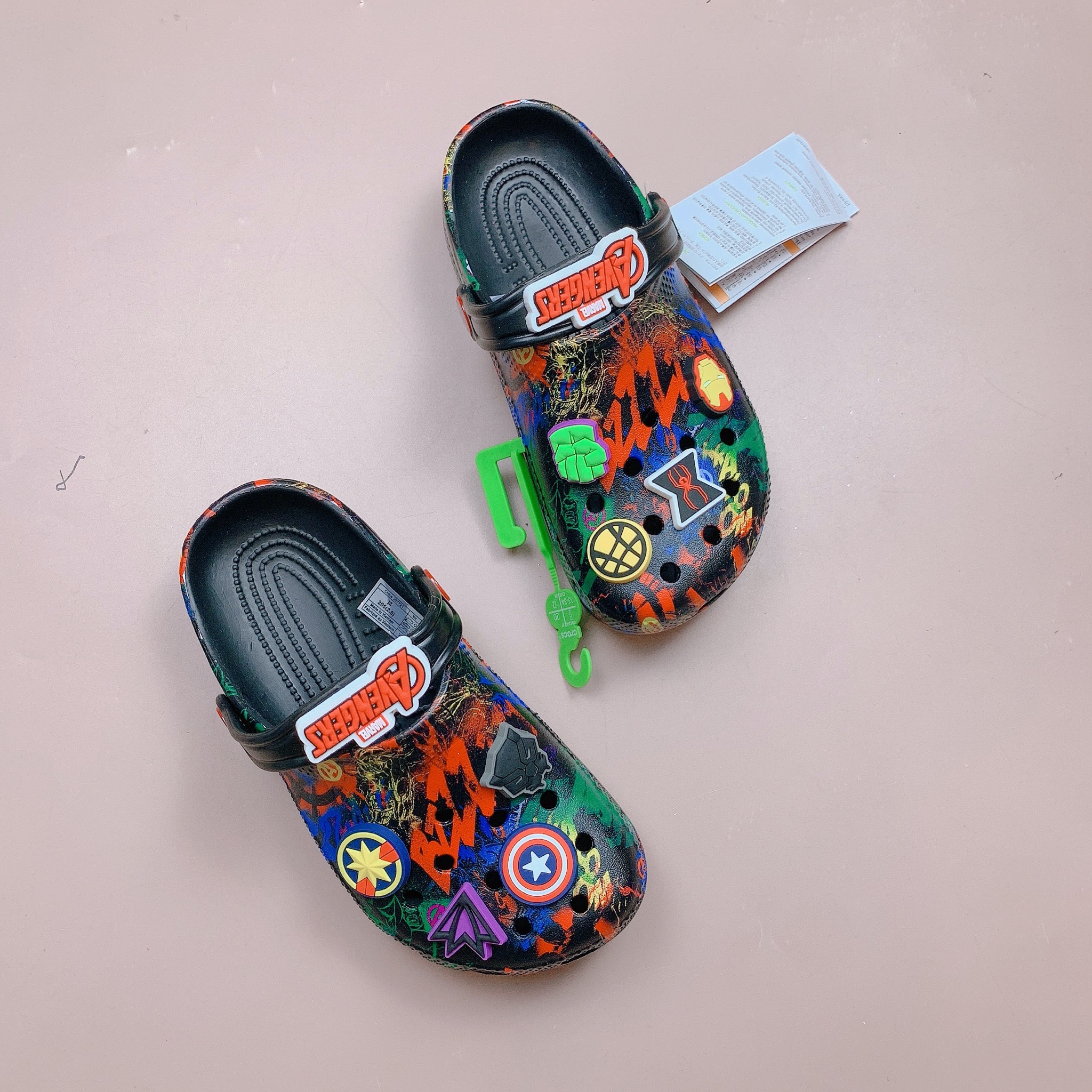 Sục Crocs đen Avengers kèm jibit cho BT