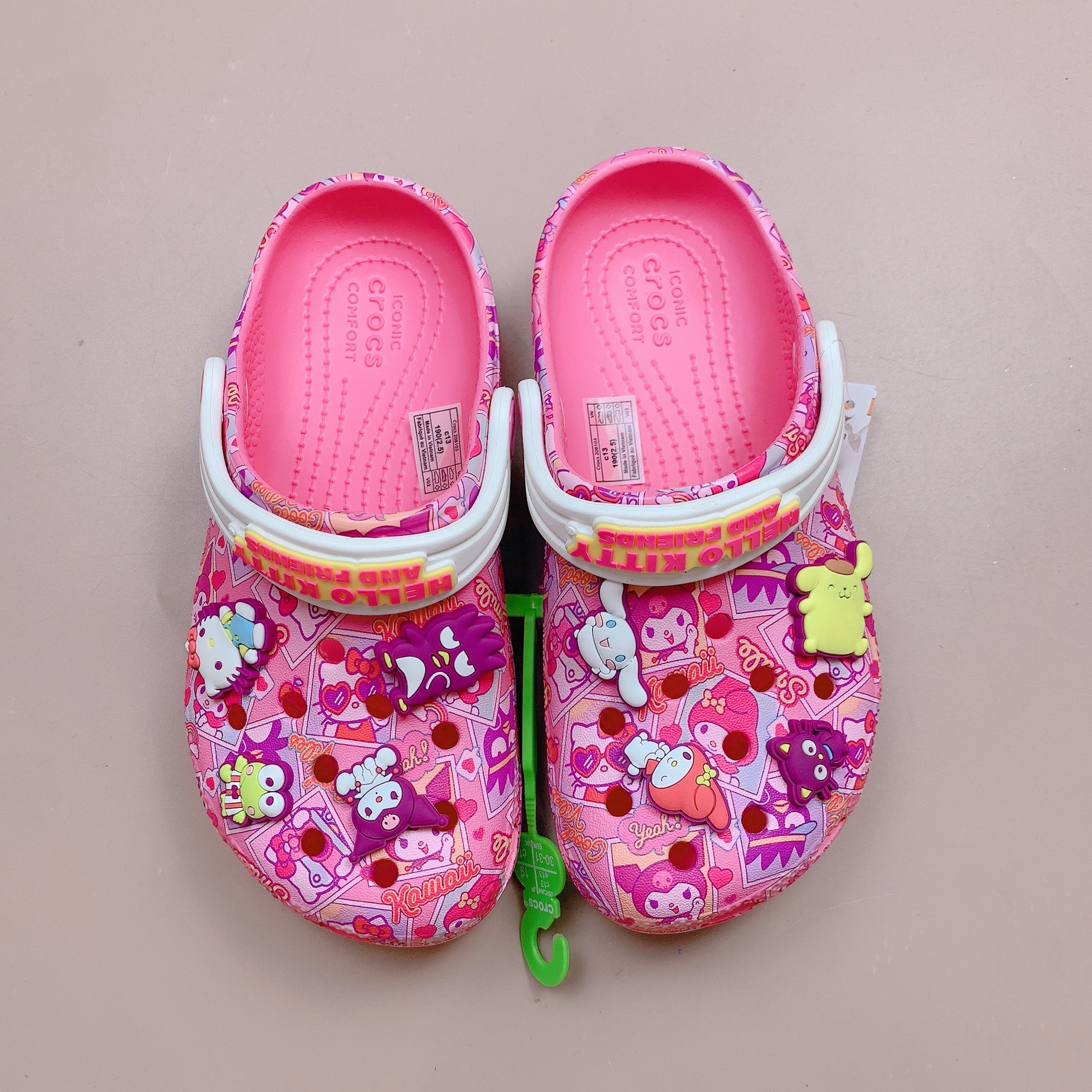 Sục Crocs màu hồng Kuromi Kitty BG