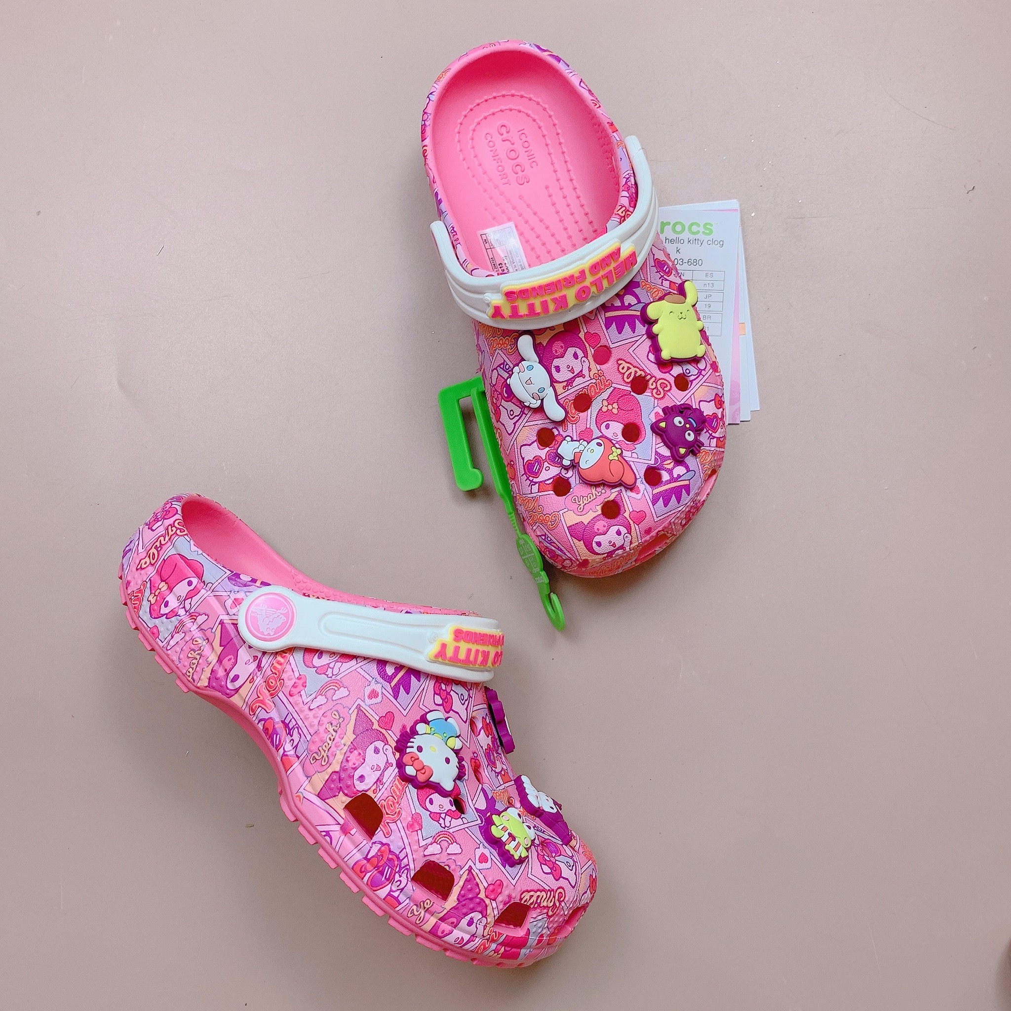 Sục Crocs màu hồng Kuromi Kitty BG