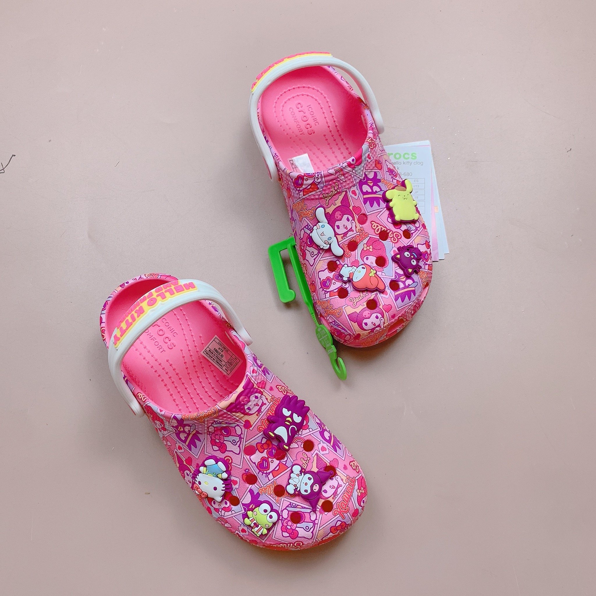 Sục Crocs màu hồng Kuromi Kitty BG