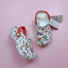 Sục Crocs màu trắng hoạ tiết Snoopy đính jibit BTBG