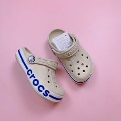 Sục Crocs Baya màu be chữ viền hông