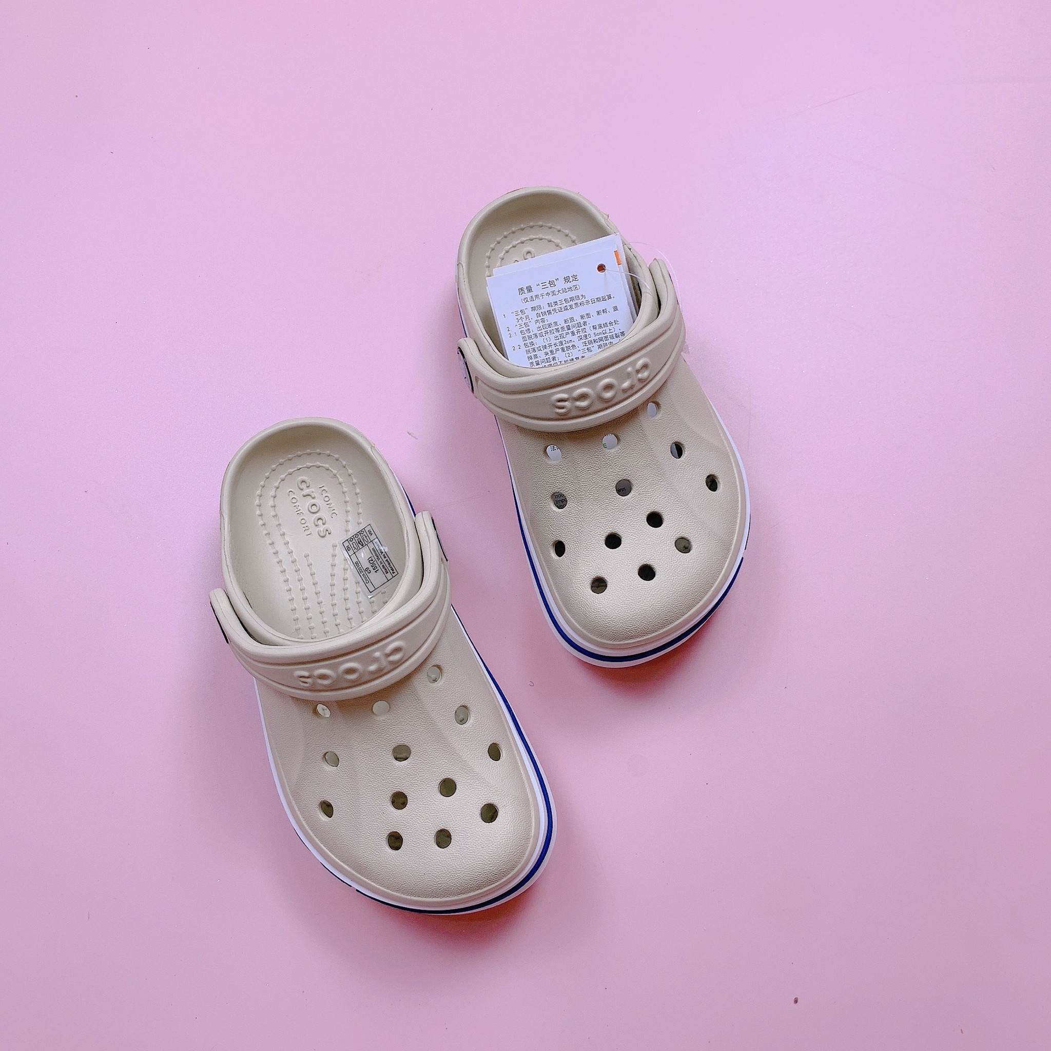 Sục Crocs Baya màu be chữ viền hông