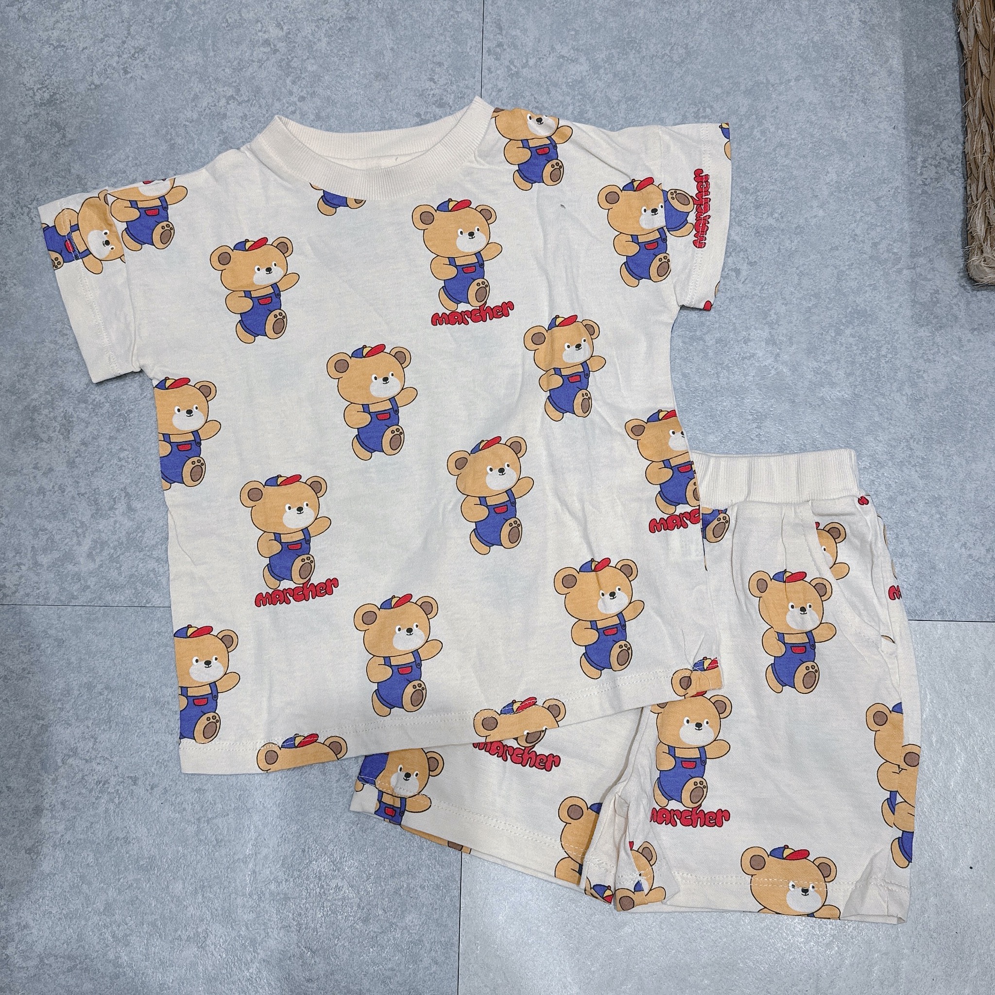 Bộ cotton Milkmile xuất Hàn màu be hoạ tiết gấu in tràn cho bé size 90-130