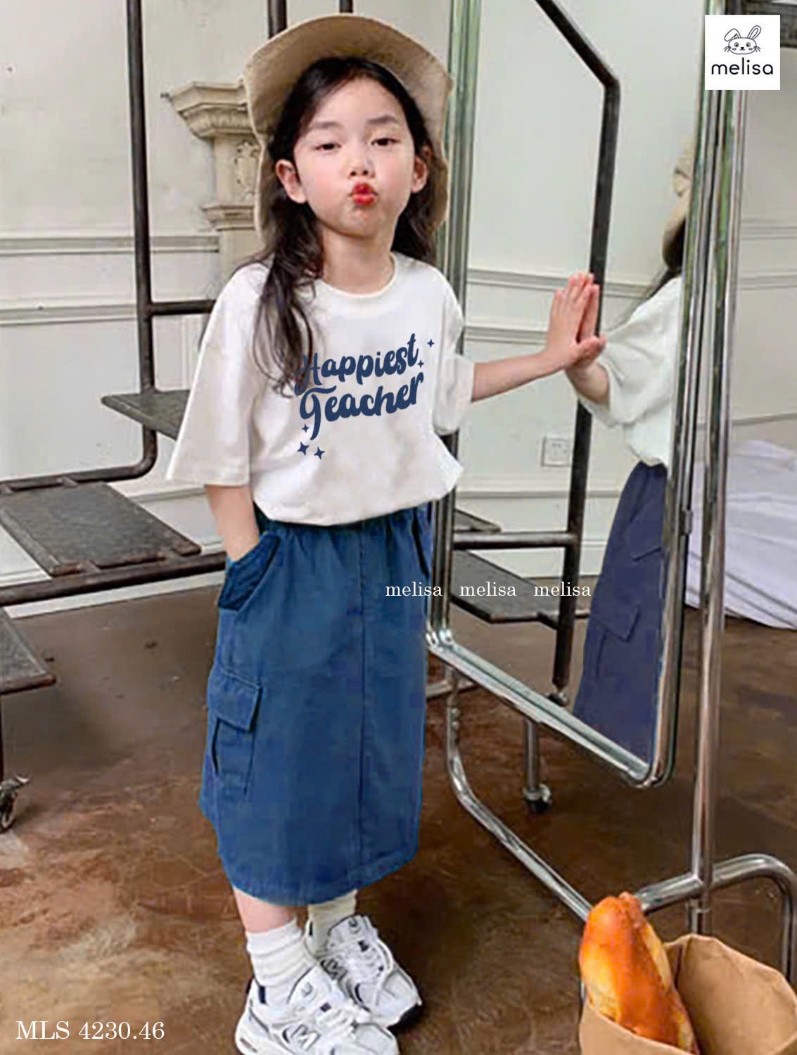 MLS 4230 - Bộ Melisa áo trắng chữ xanh Happiest Teacher - chân váy xanh size 6 - 12y