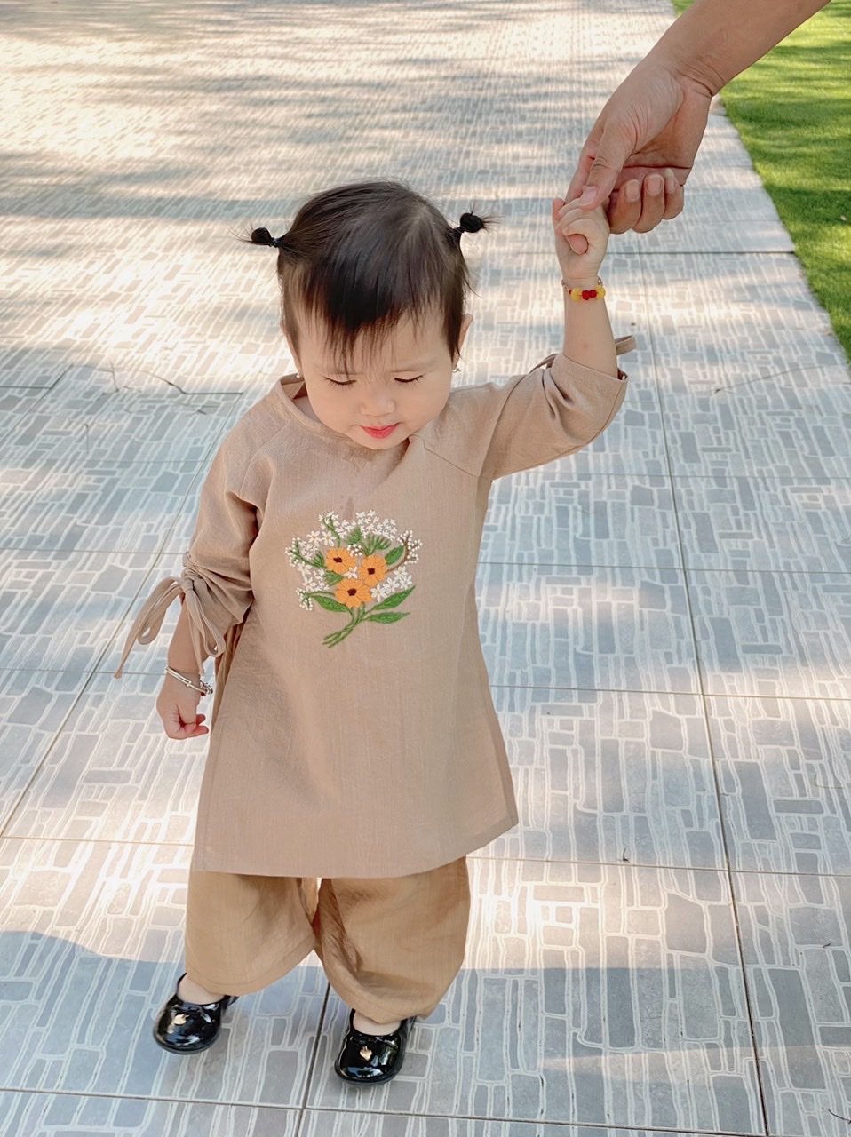 [1-5y] Áo dài Shin Closet bé gái - linen thêu tay - nâu