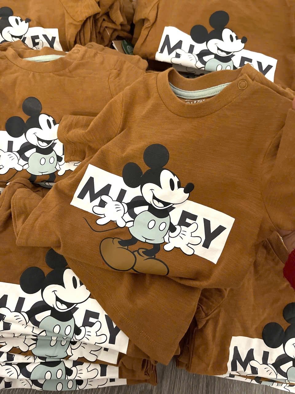 Áo cotton C & A dư xịn màu nâu họa tiết Mickey bé trai size 3m-3y