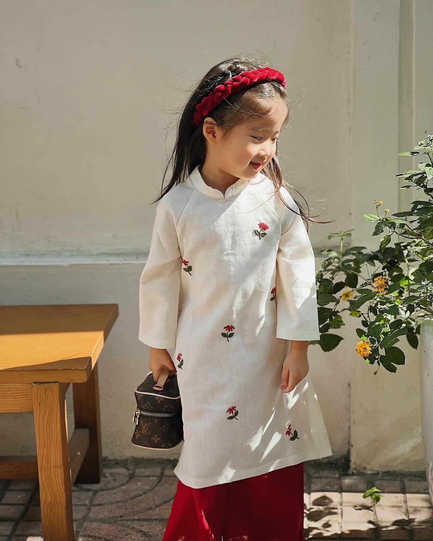 Áo dài linen Harifa thêu hoa ngực 5 màu Bé gái size 1 - 6y