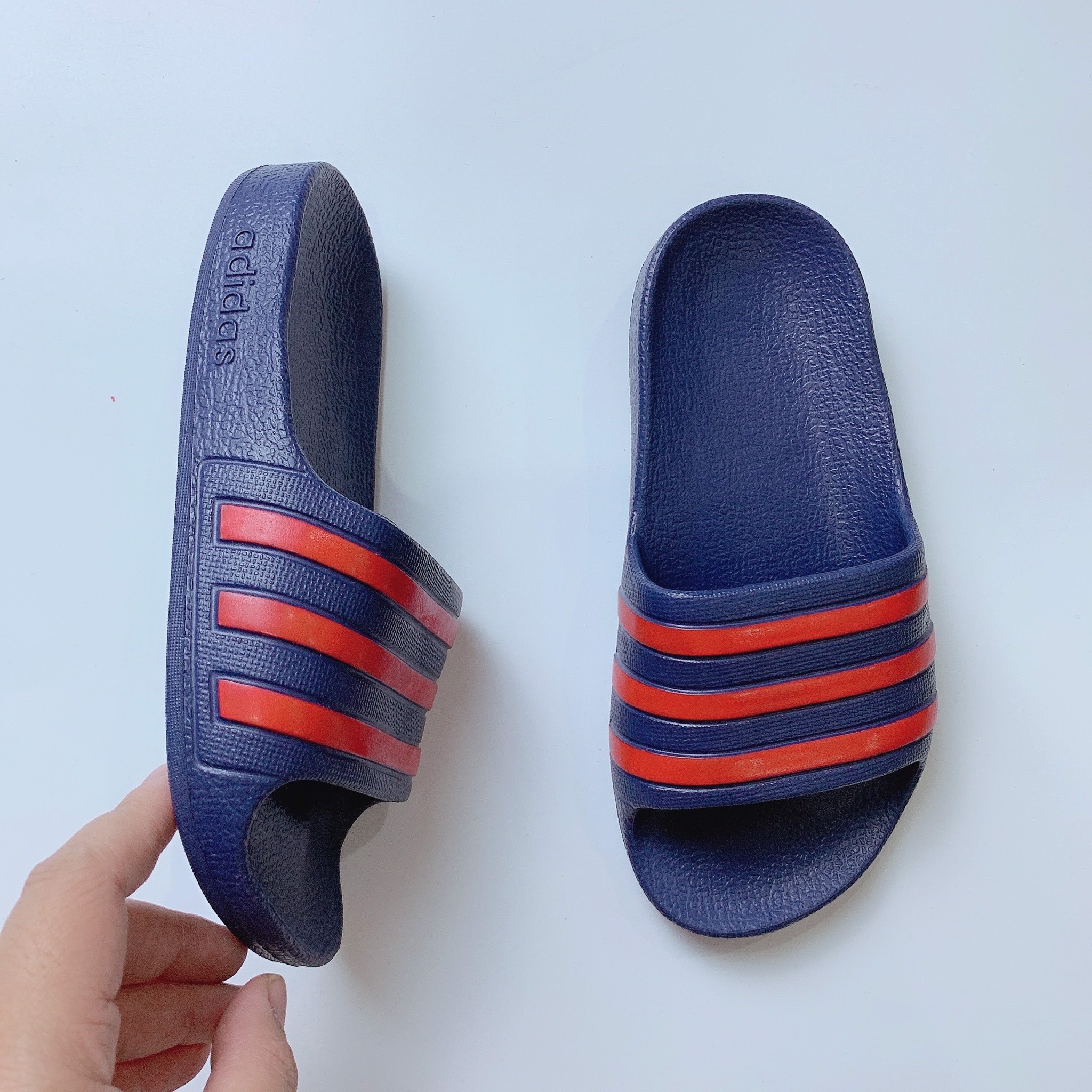 Dép Adidas đúc nguyên khối - navy sọc đỏ