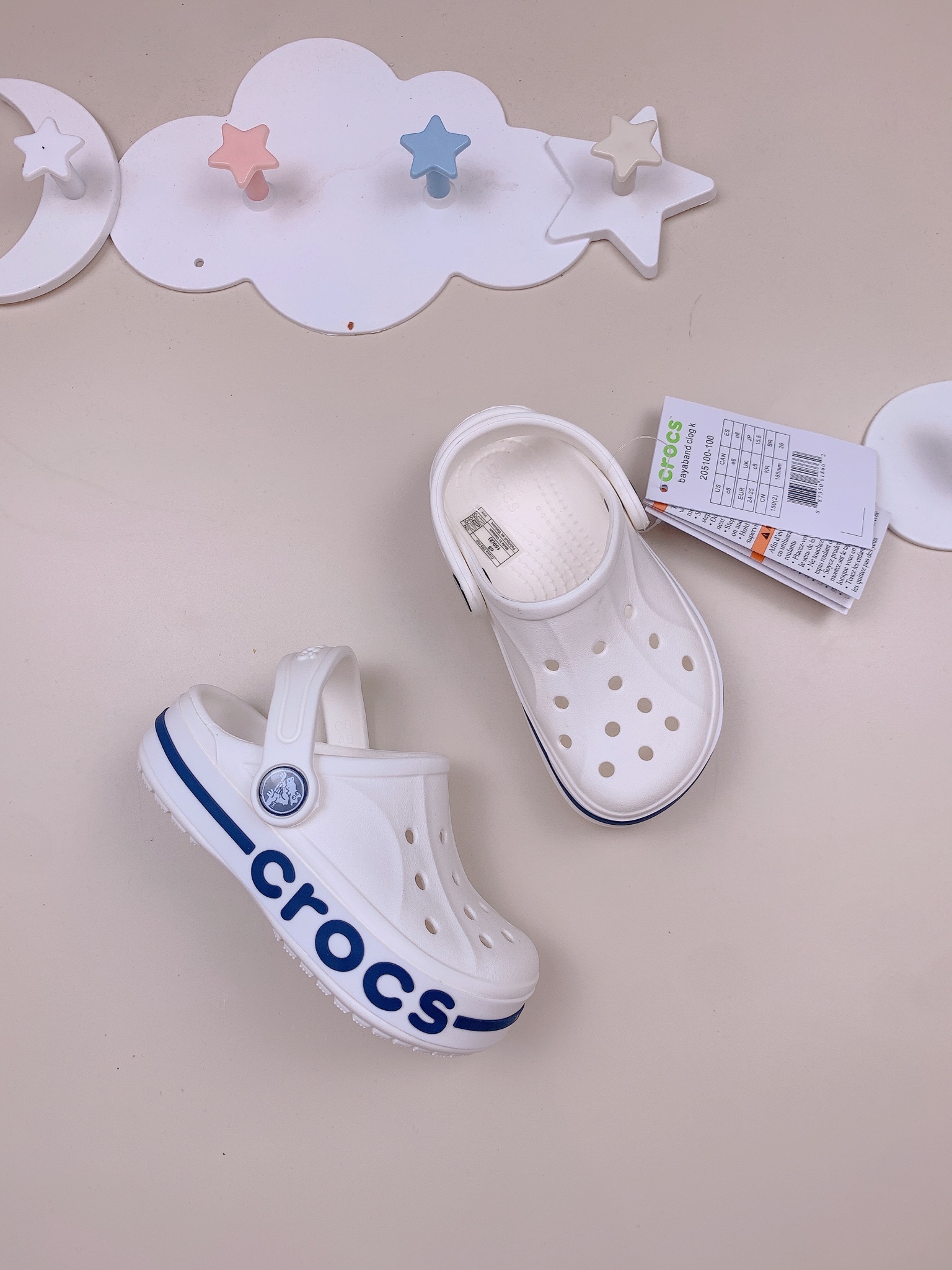 Sục Crocs Baya màu trắng viền đen BTBG