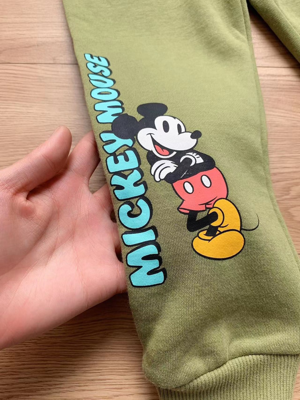 Bộ nỉ bông Primark xanh rêu in ngực Mickey Mouse BT size 3m - 36m