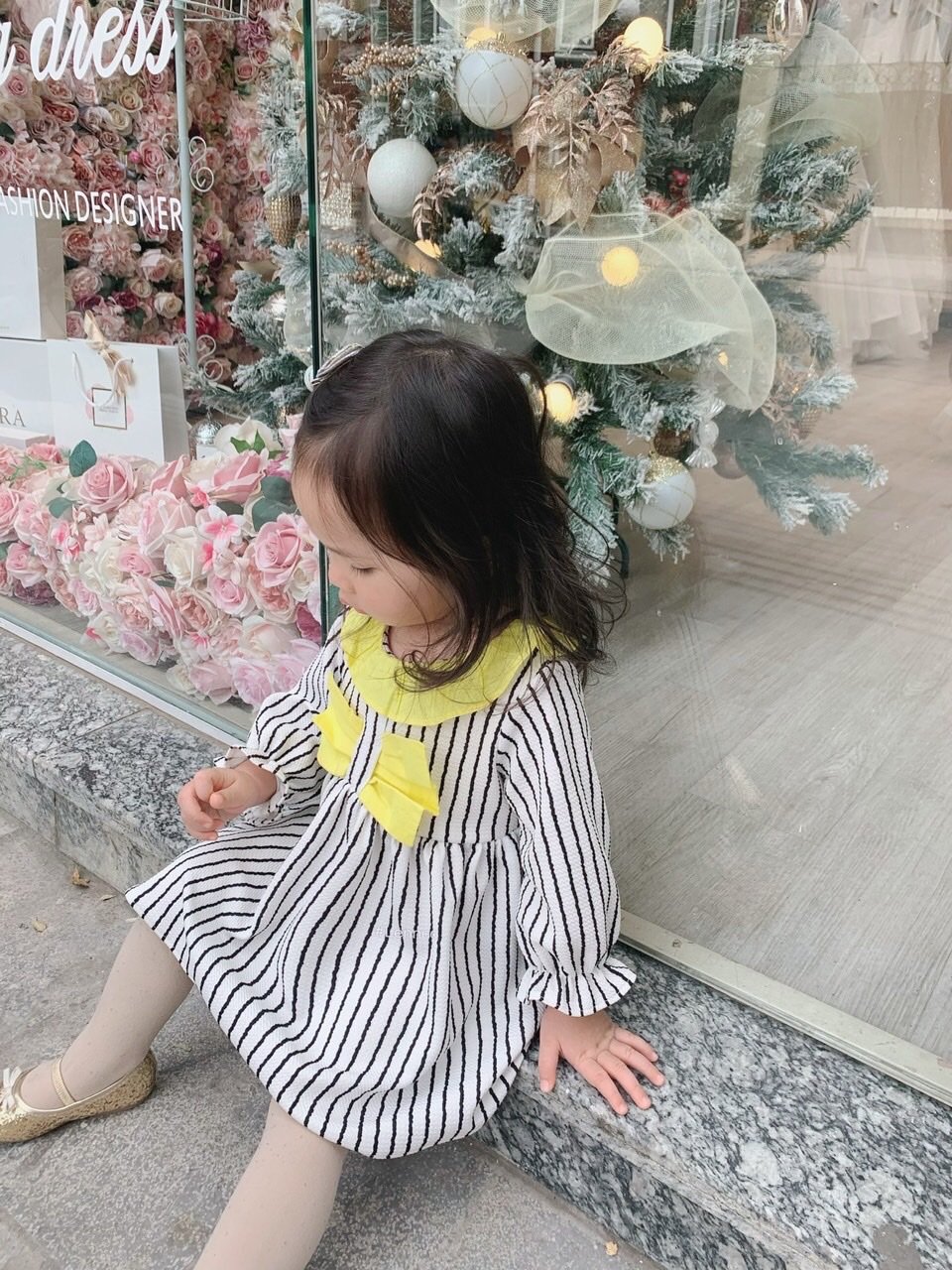 Váy xốp Lennco kẻ đen trắng cổ nơ vàng