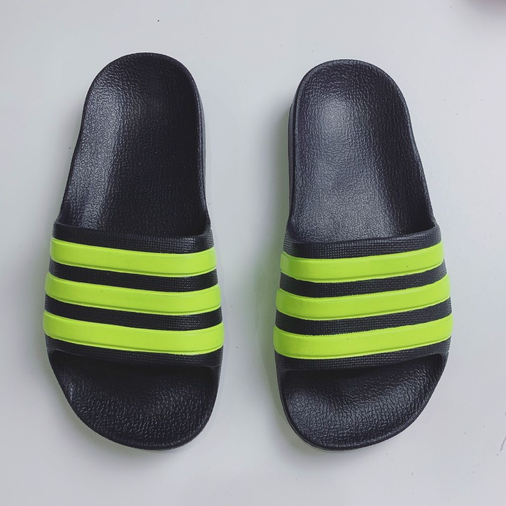 Dép Adidas đúc nguyên khối - đen sọc cốm to