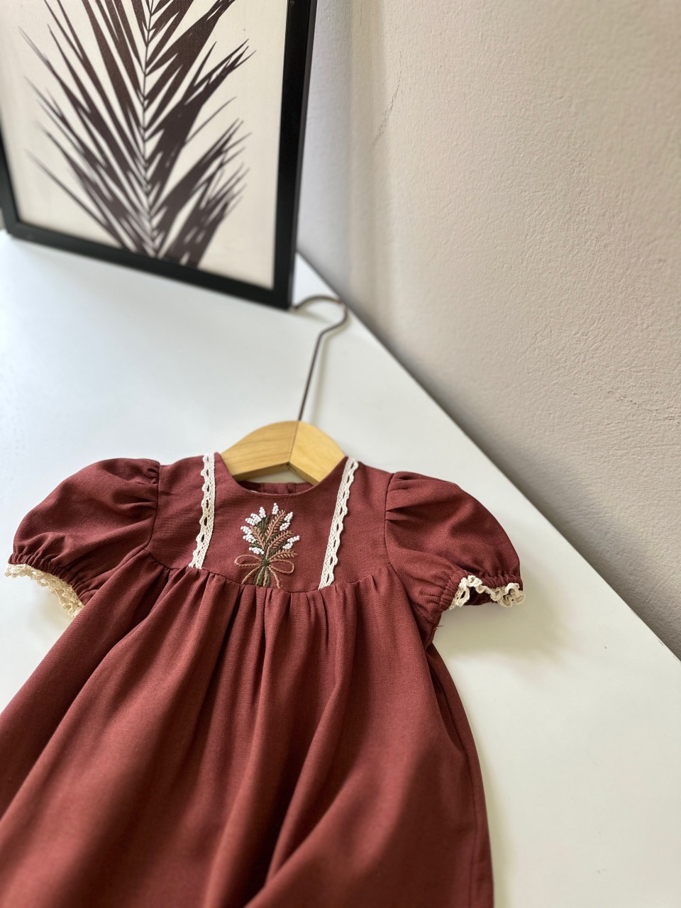 Váy linen Harifa cổ tròn thêu hoa ngực tay bồng viền ren 3 màu size 1 - 6y