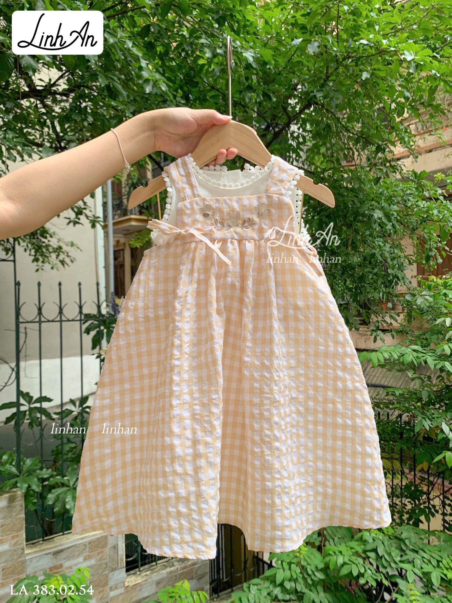 LA 383 - Set áo thun tăm trắng + váy yếm Linh An 2 màu cho bé gái size 90-160
