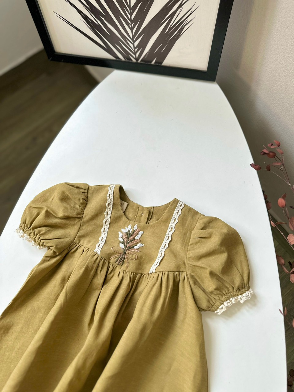 Váy linen Harifa cổ tròn thêu hoa ngực tay bồng viền ren 3 màu size 1 - 6y