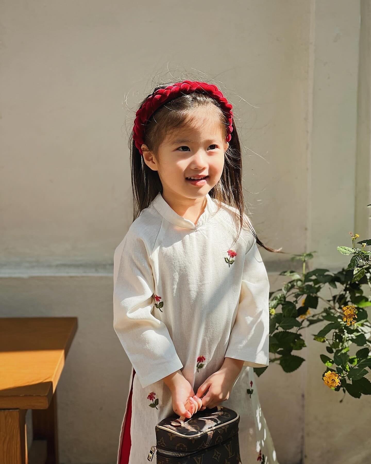 Áo dài linen Harifa thêu hoa ngực 5 màu Bé gái size 1 - 6y